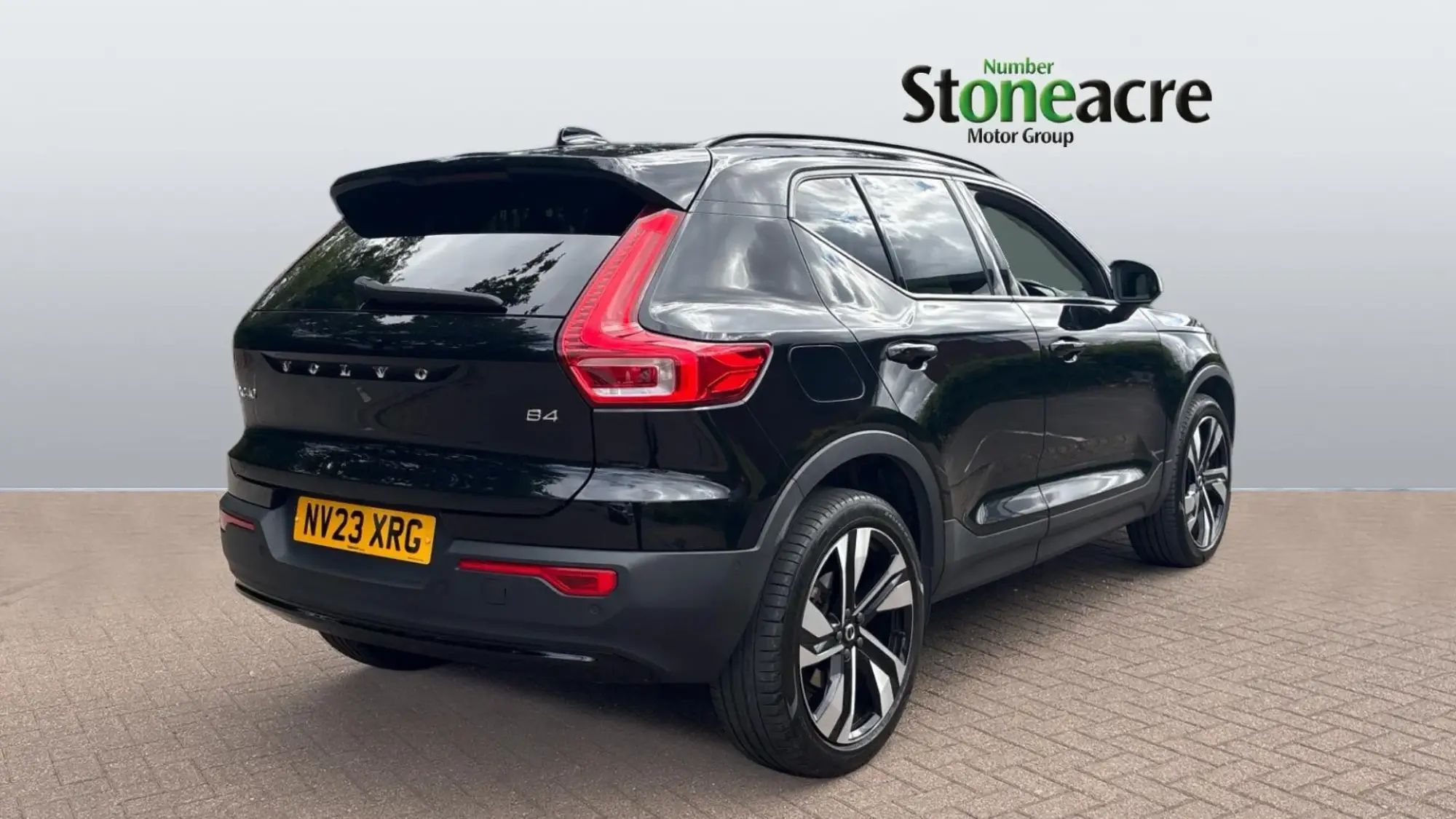 Volvo XC40 2.0 B4P Ultimate Dark 5dr Auto NV23XRG Image 2
