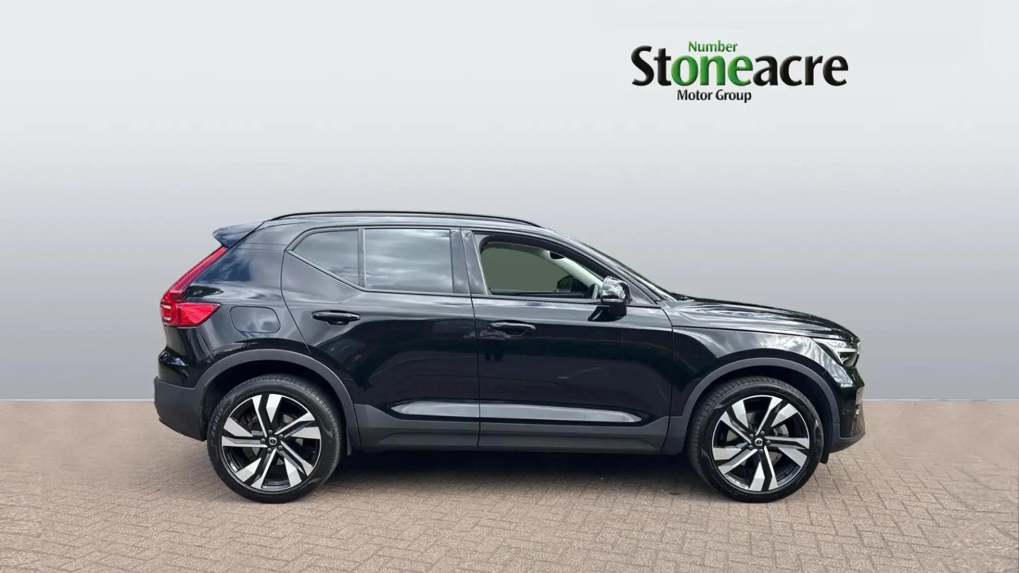 Volvo XC40 2.0 B4P Ultimate Dark 5dr Auto NV23XRG Image 3