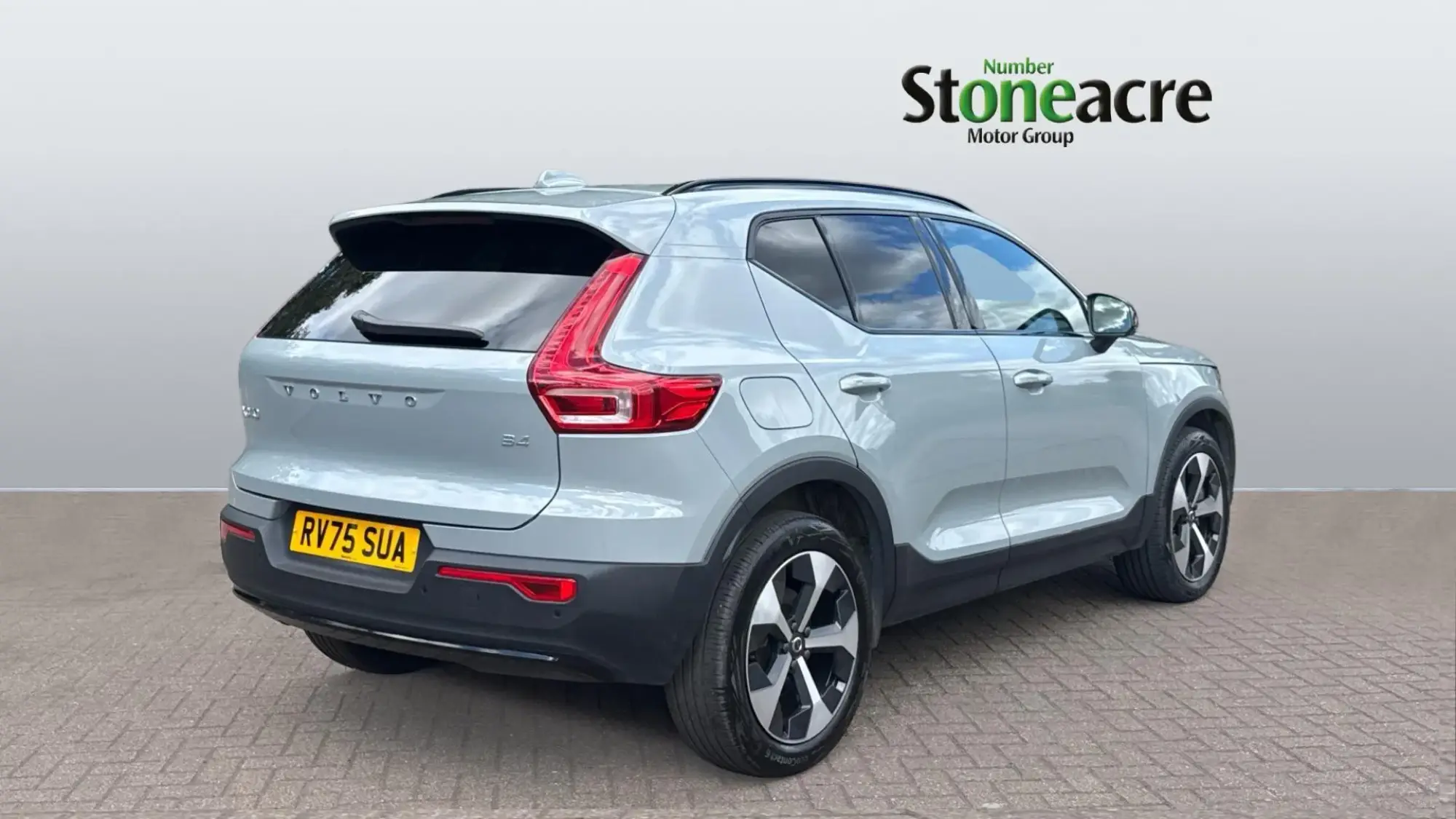 Volvo XC40 2.0 B4P Plus Dark 5dr Auto RV75SUA Image 2