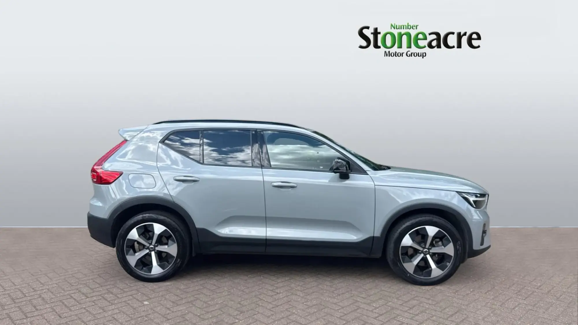 Volvo XC40 2.0 B4P Plus Dark 5dr Auto RV75SUA Image 3