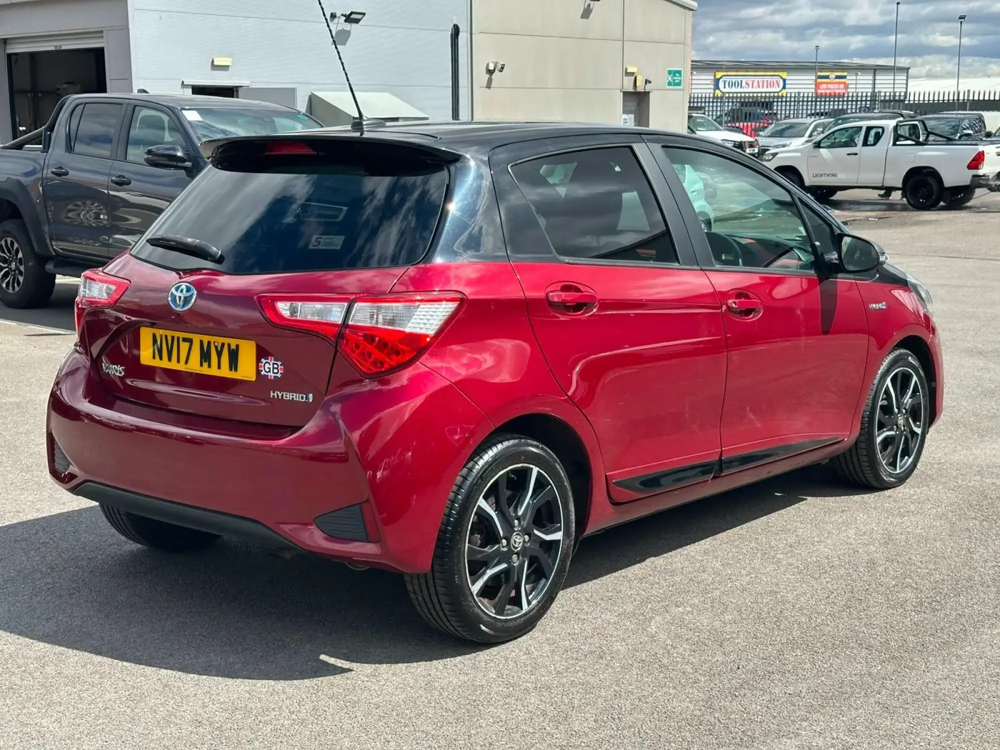 Toyota Yaris 1.5 VVT-h Blue Bi-Tone Hatchback 5dr Petrol Hybrid E-CVT Euro 6 (s/s) (100 ps) NV17MYW Image 2