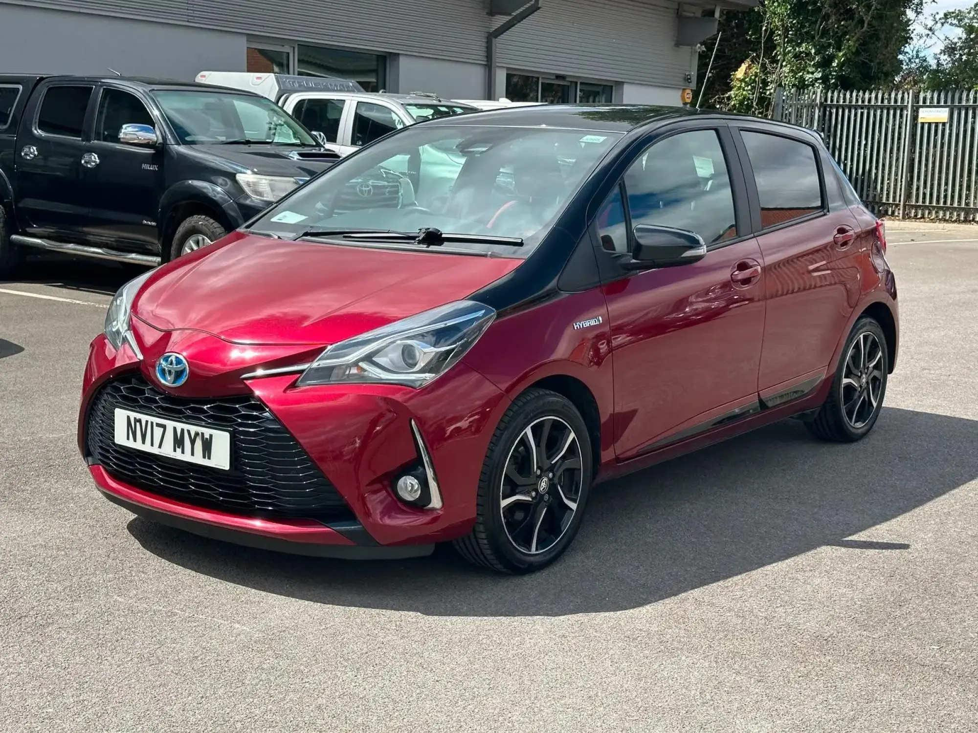 Toyota Yaris 1.5 VVT-h Blue Bi-Tone Hatchback 5dr Petrol Hybrid E-CVT Euro 6 (s/s) (100 ps) NV17MYW Image 3