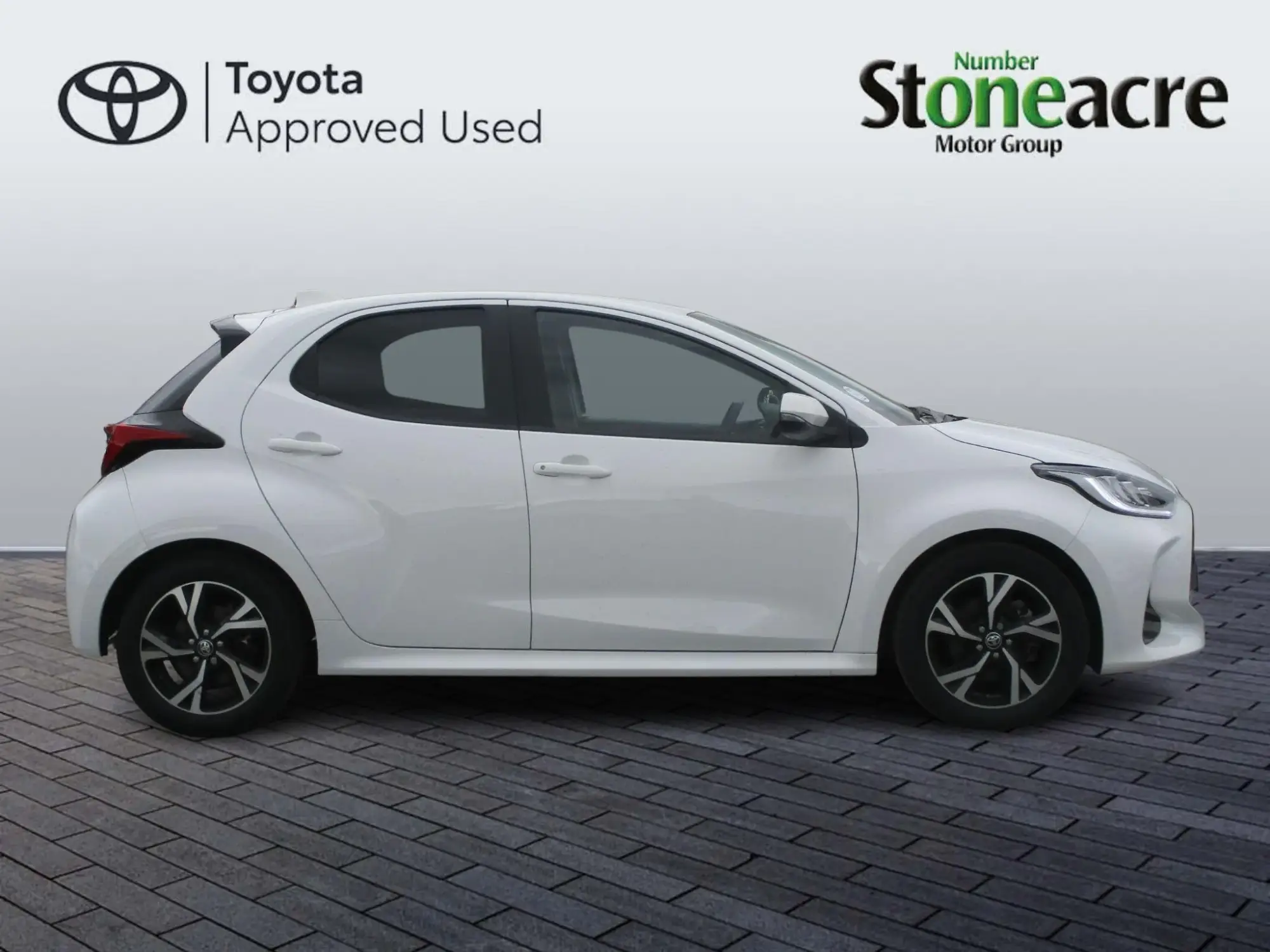 Toyota Yaris 1.5 Hybrid Design 5dr CVT NL24OMU Image 2