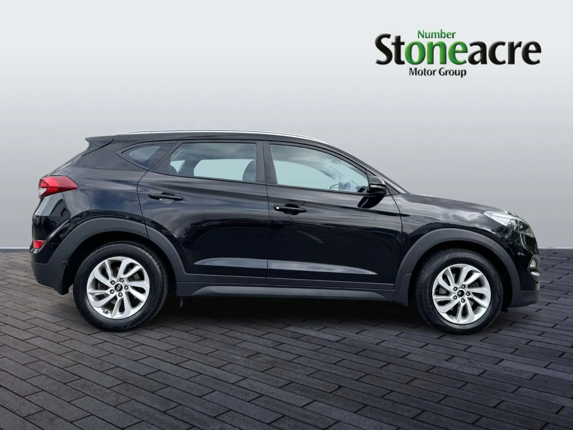 Hyundai TUCSON 2.0 CRDi SE Nav SUV 5dr Diesel Auto 4WD Euro 6 (136 ps) EN17RVP Image 2