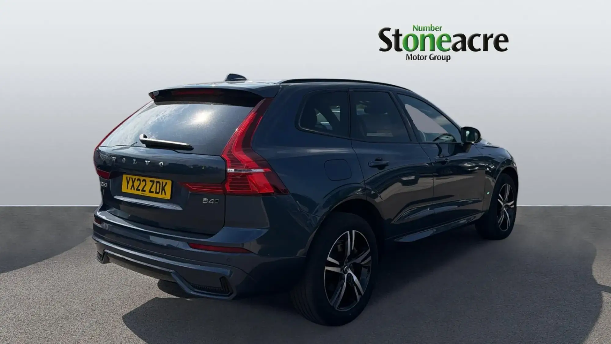 Volvo XC60 2.0 B4 MHEV R-Design Auto AWD Euro 6 (s/s) 5dr YX22ZDK Image 2