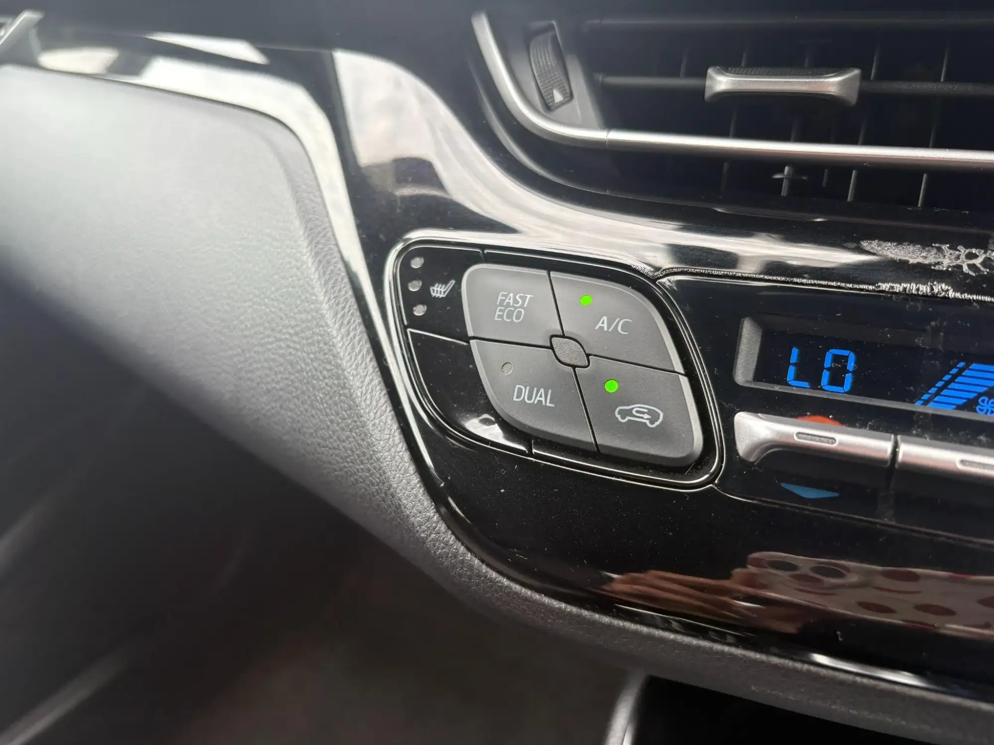 Toyota C-HR Self-Charging Hybrid Image 26 Toyota C-HR Self-Charging Hybrid Image 26