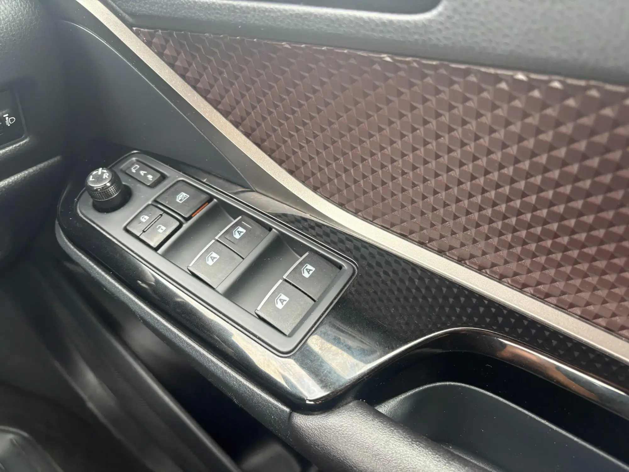 Toyota C-HR Self-Charging Hybrid Image 28 Toyota C-HR Self-Charging Hybrid Image 28