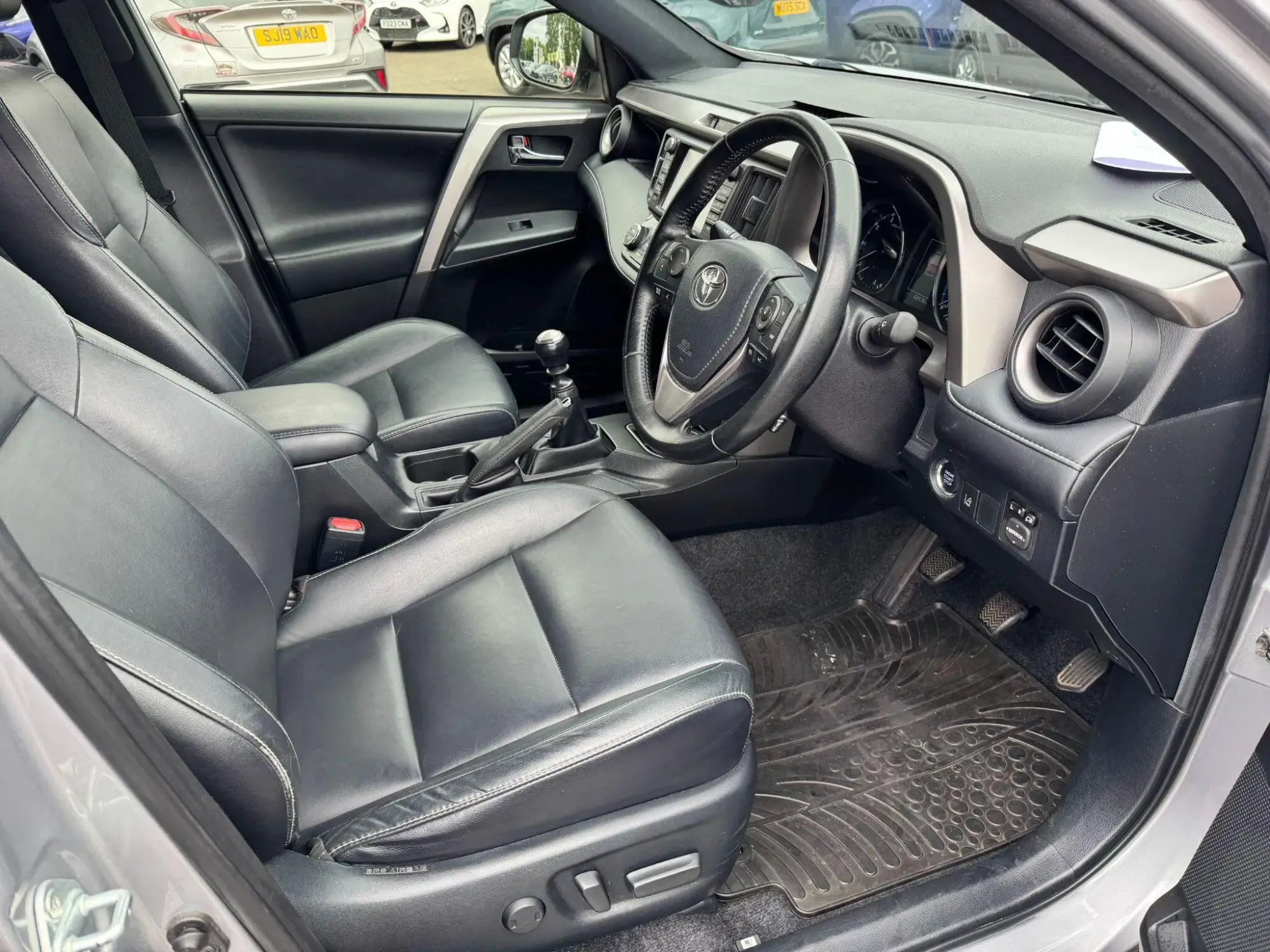 Toyota RAV4 Image 11