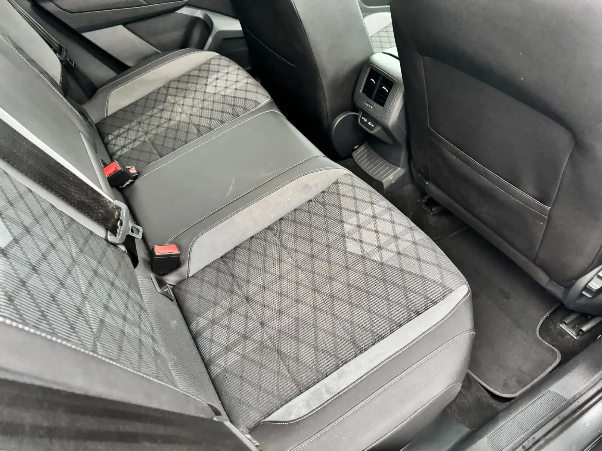 Volkswagen T-Roc Image 12