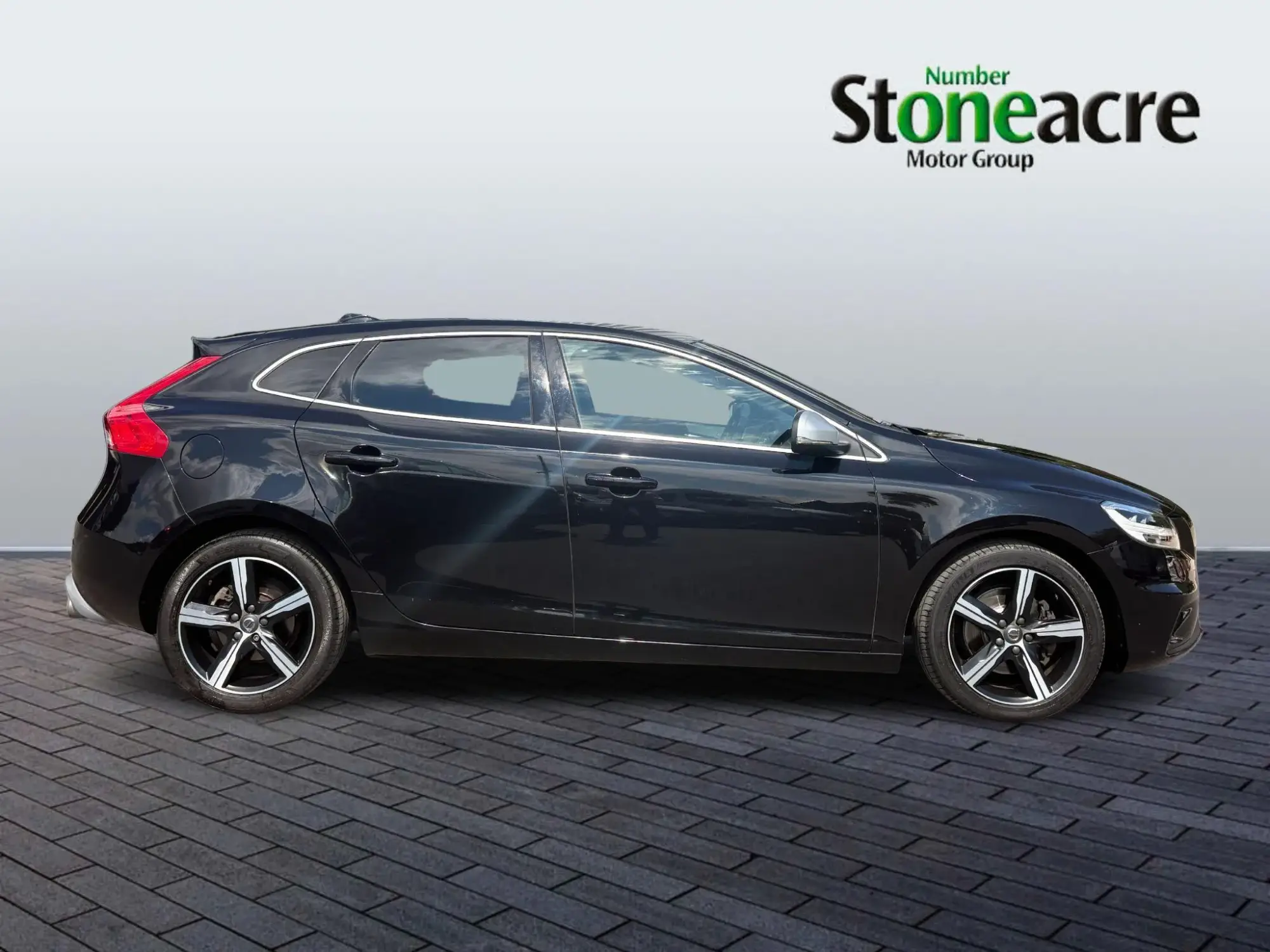 Volvo V40 R-Design Pro T3 PK19WDG Image 2