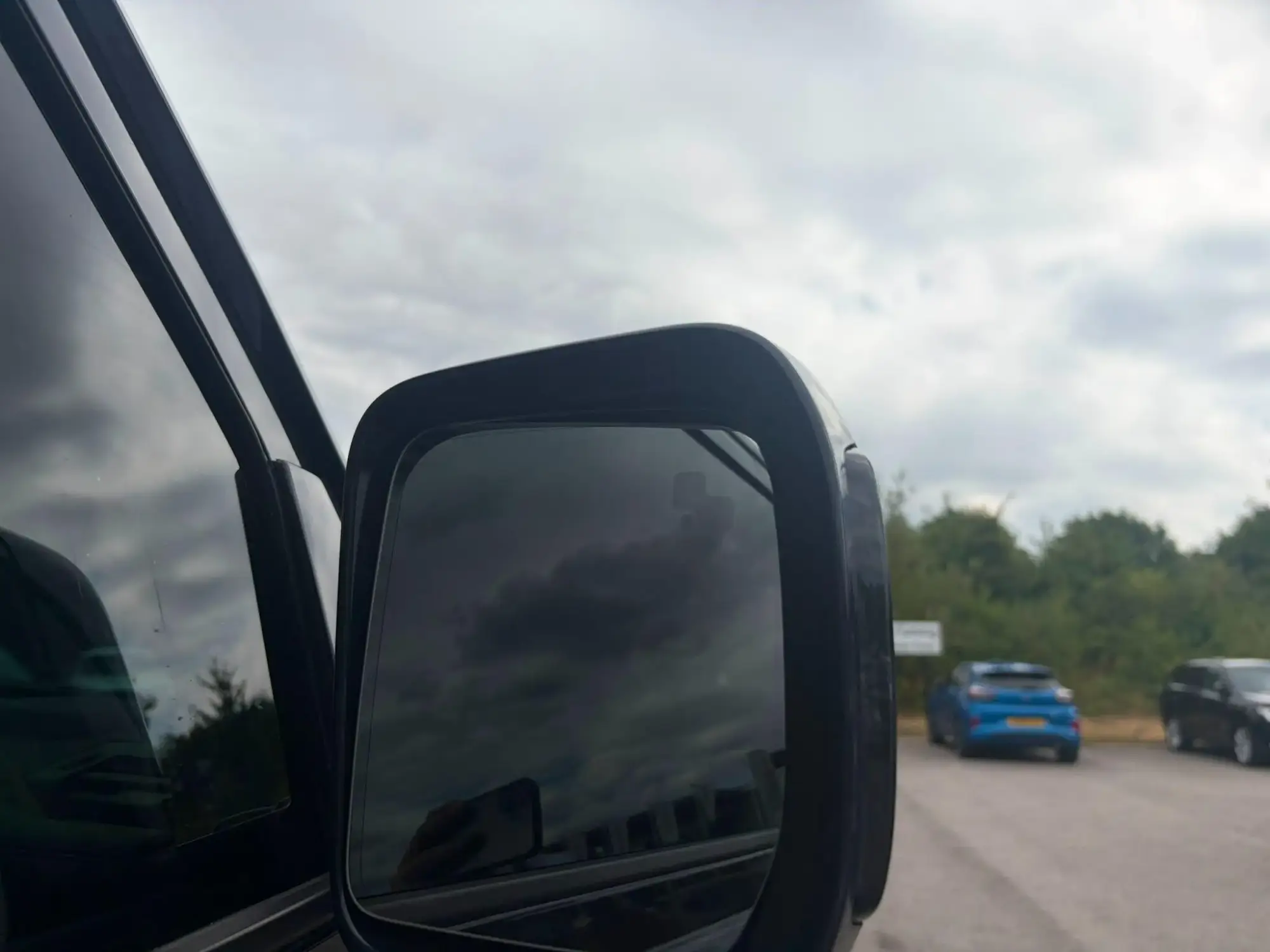 Land Rover Defender 110 Image 14