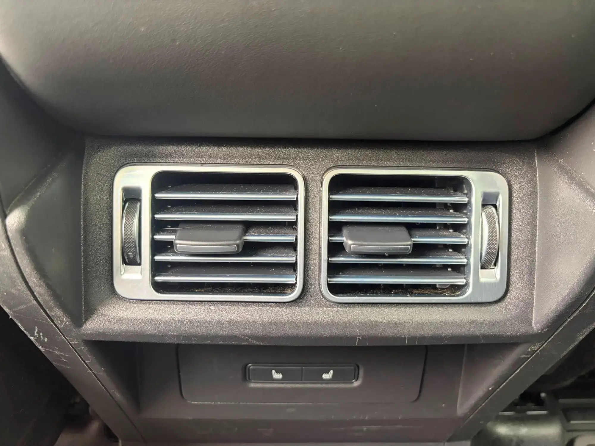 Land Rover Defender 110 Image 17