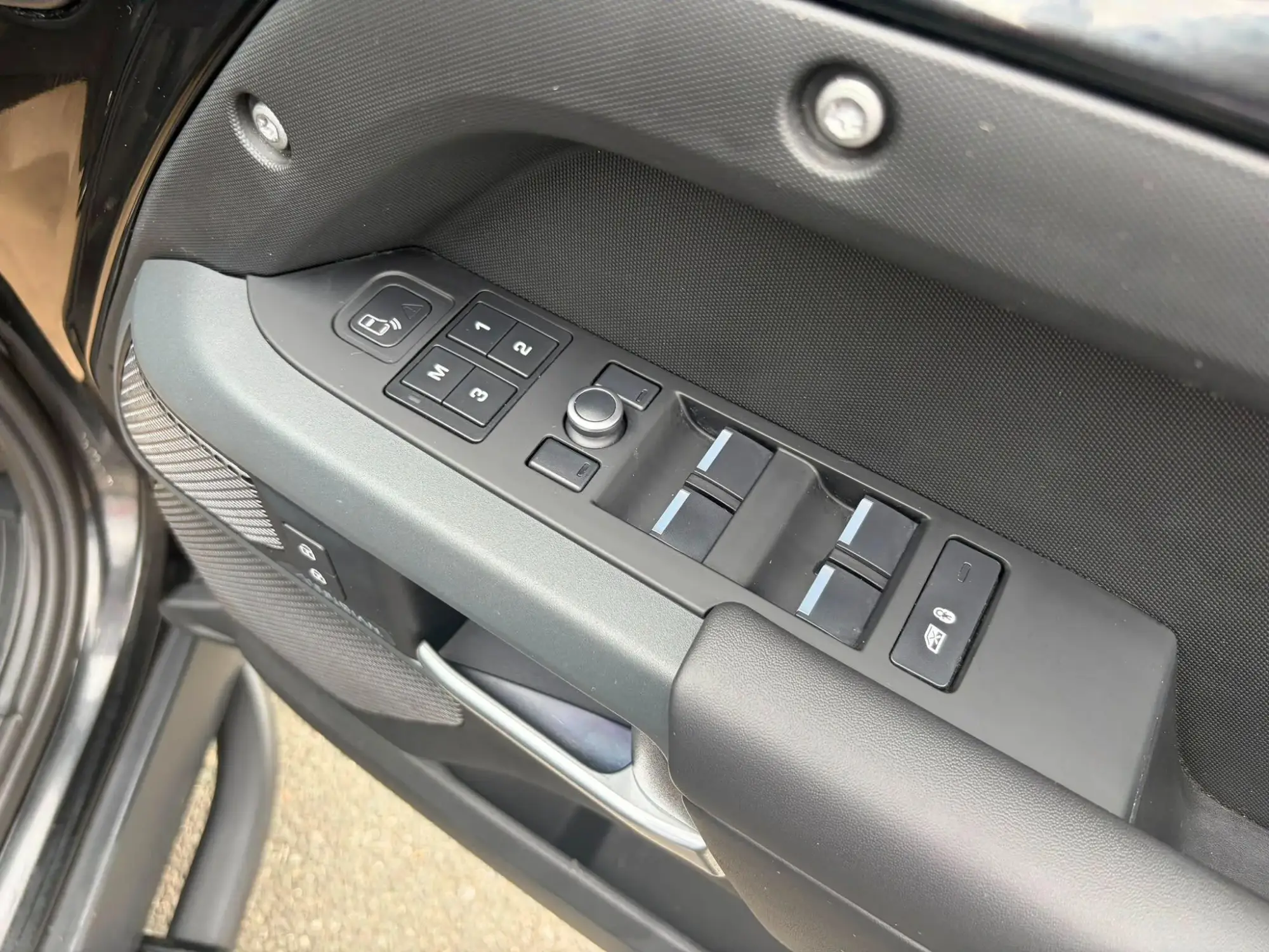 Land Rover Defender 110 Image 19