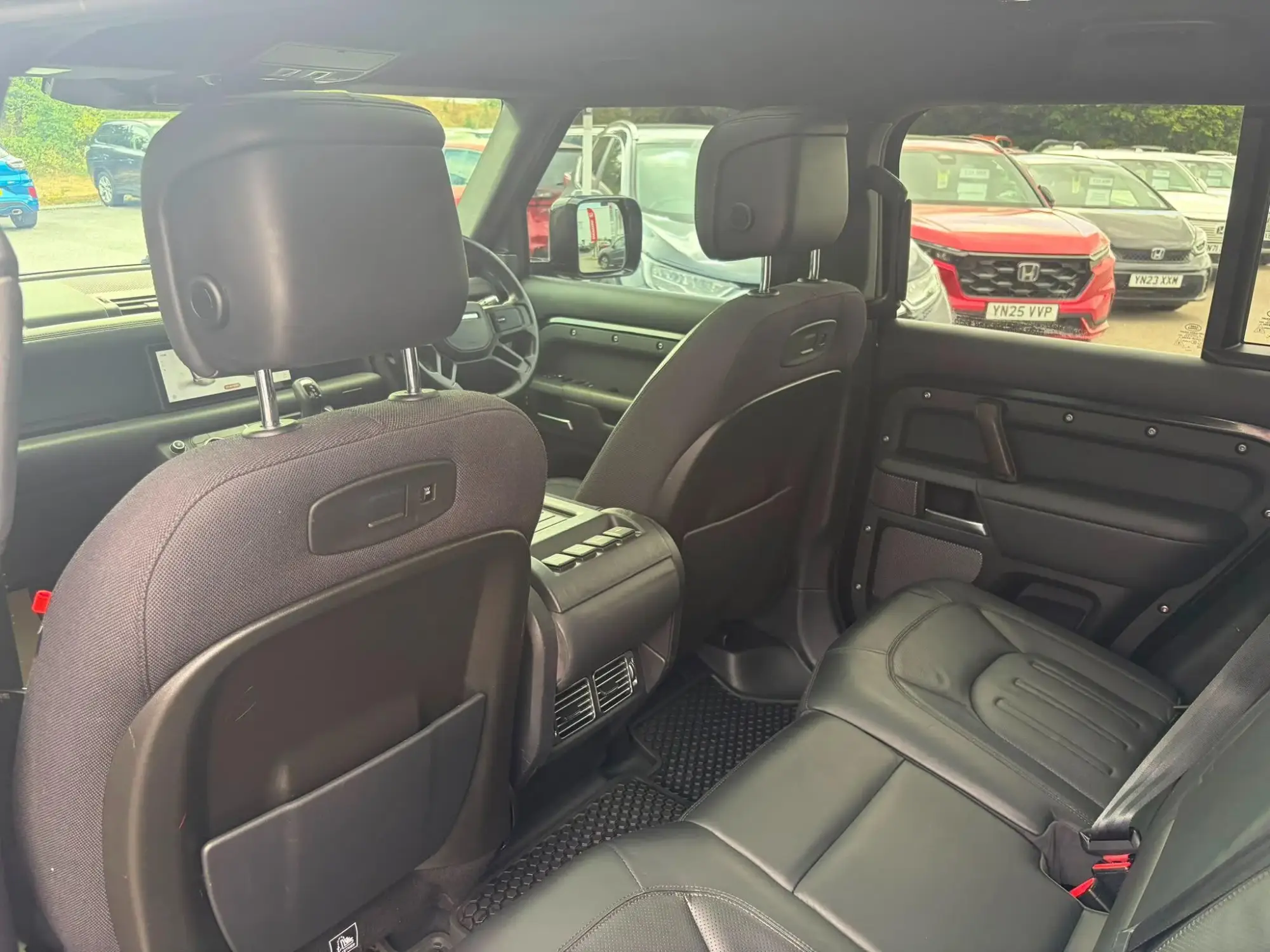 Land Rover Defender 110 Image 22