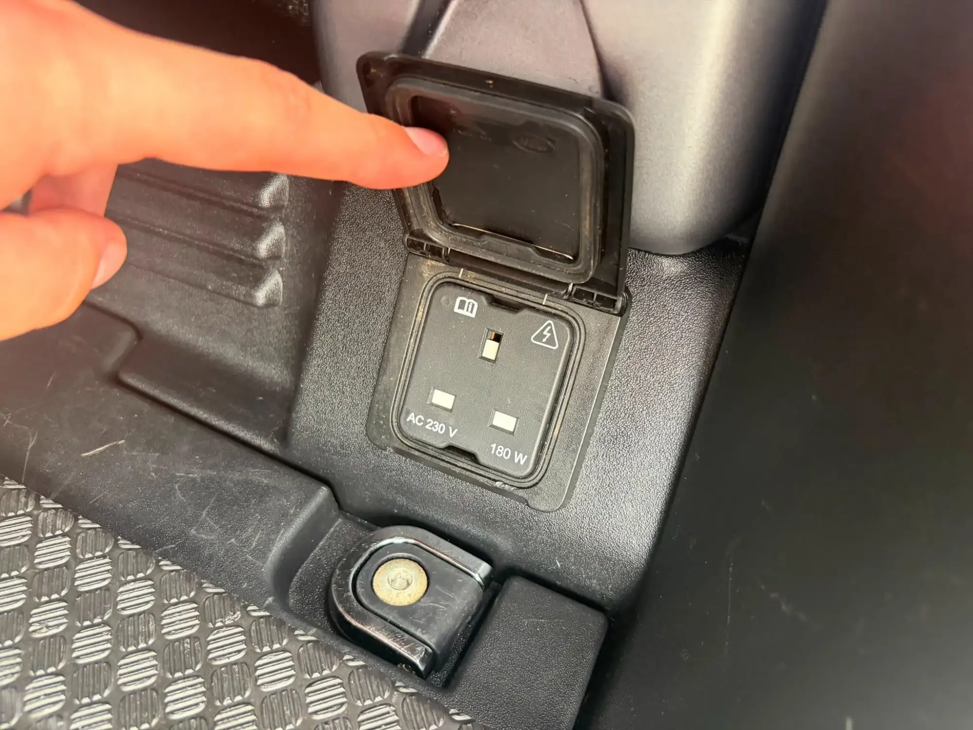 Land Rover Defender 110 Image 23