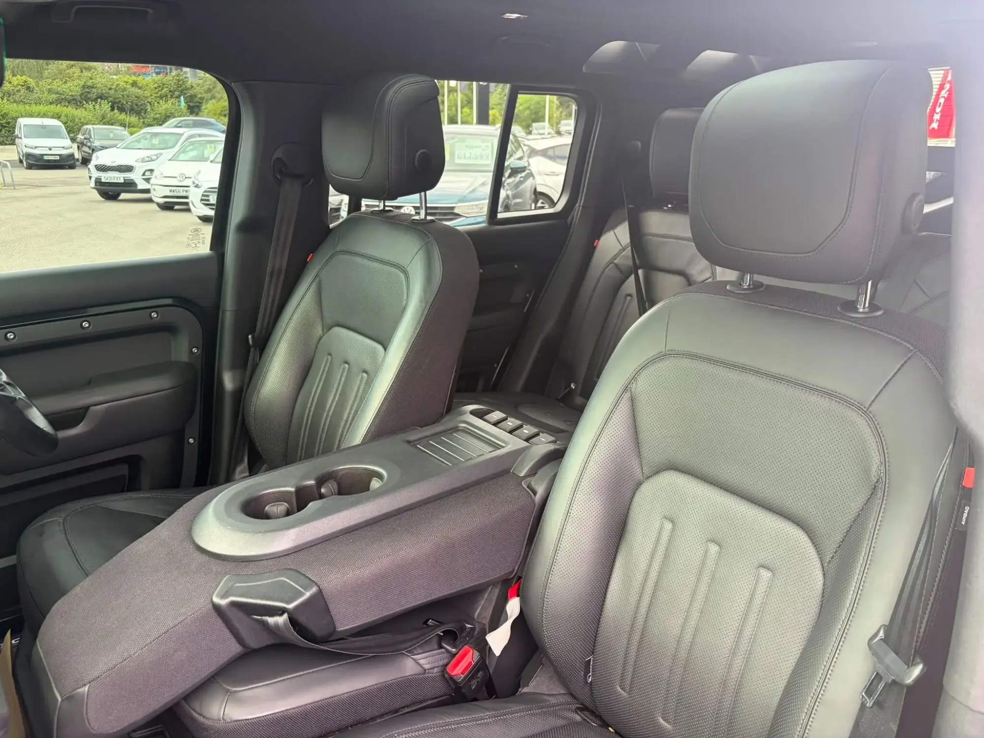 Land Rover Defender 110 Image 25