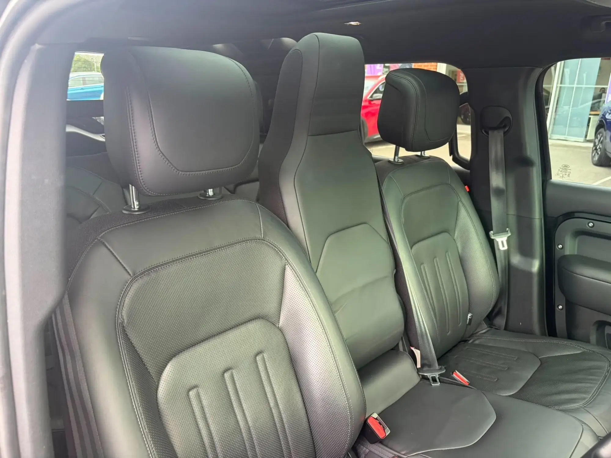 Land Rover Defender 110 Image 26
