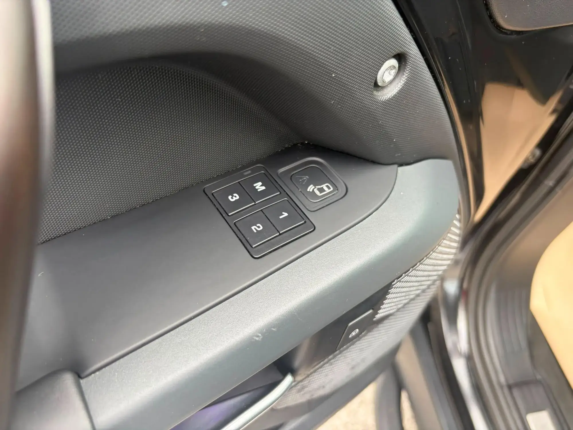 Land Rover Defender 110 Image 28