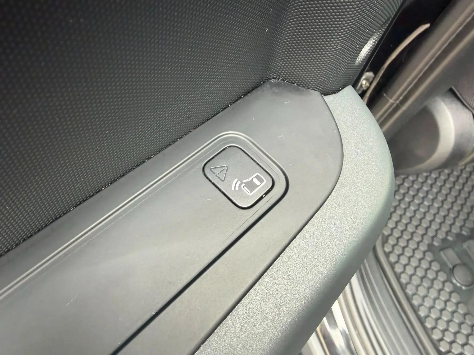 Land Rover Defender 110 Image 30