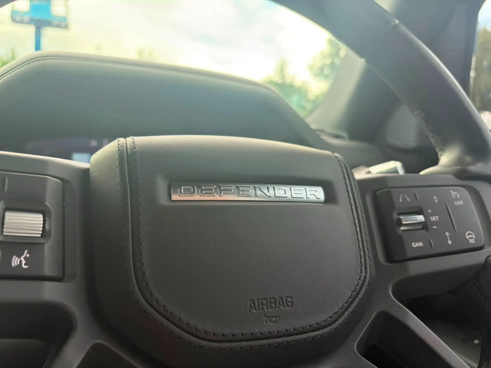 Land Rover Defender 110 Image 31