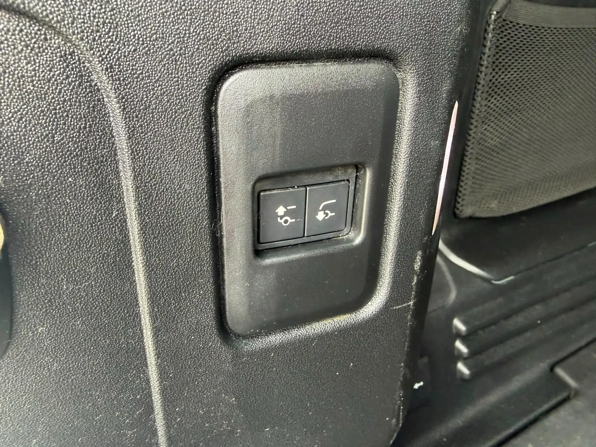 Land Rover Defender 110 Image 33