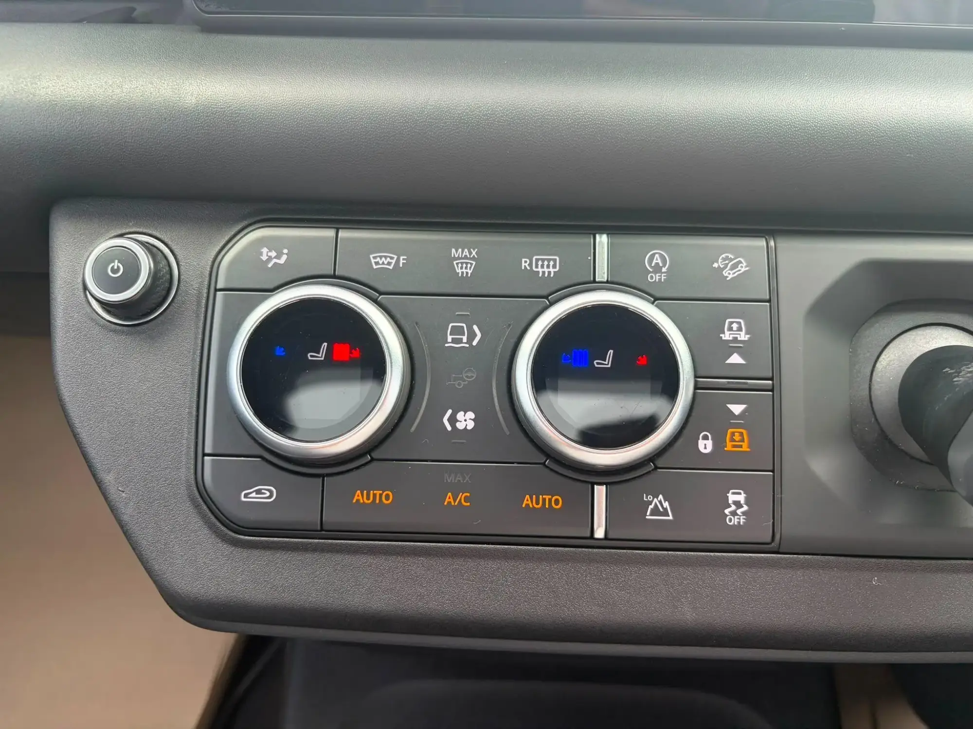 Land Rover Defender 110 Image 34