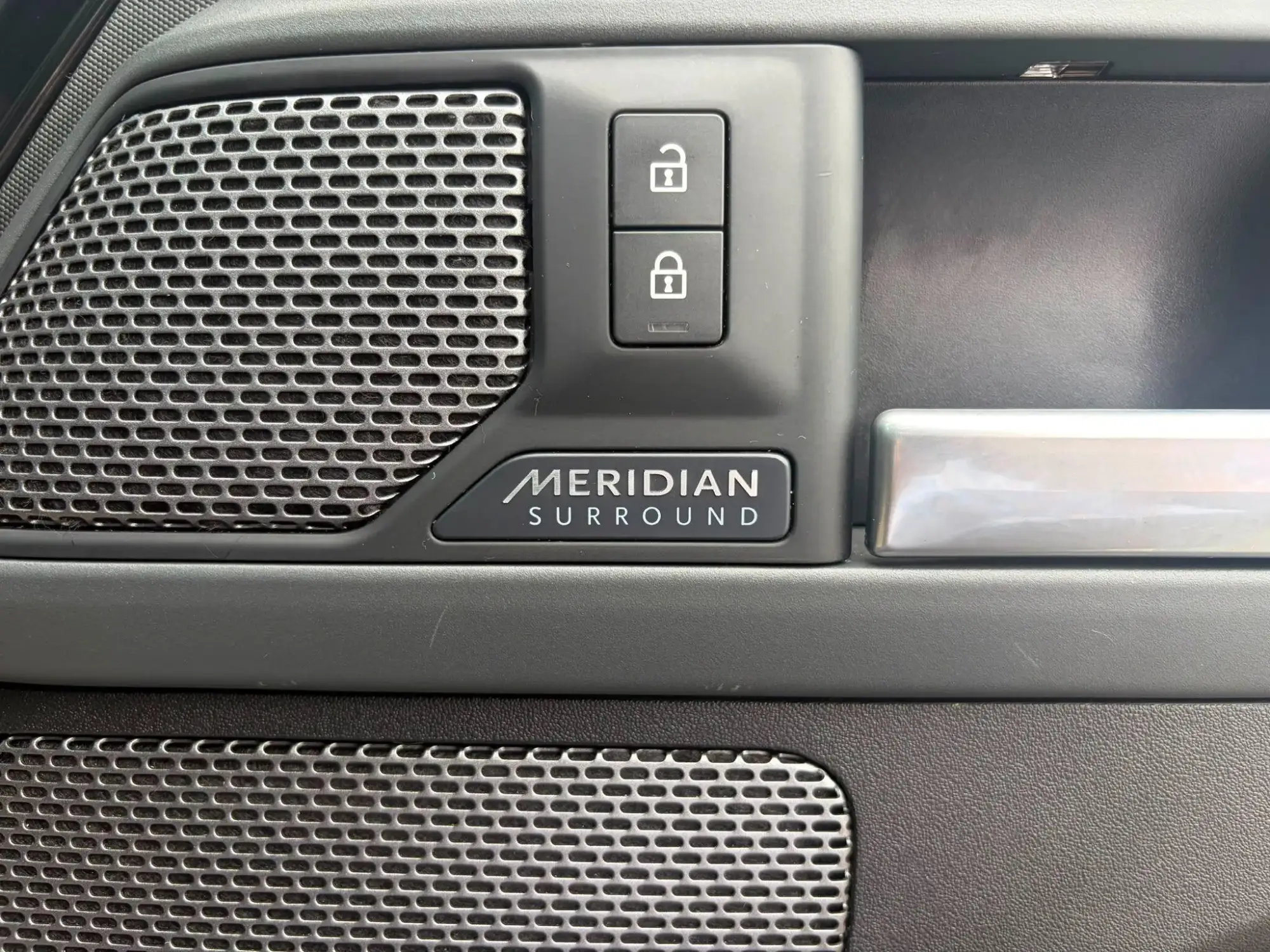 Land Rover Defender 110 Image 35