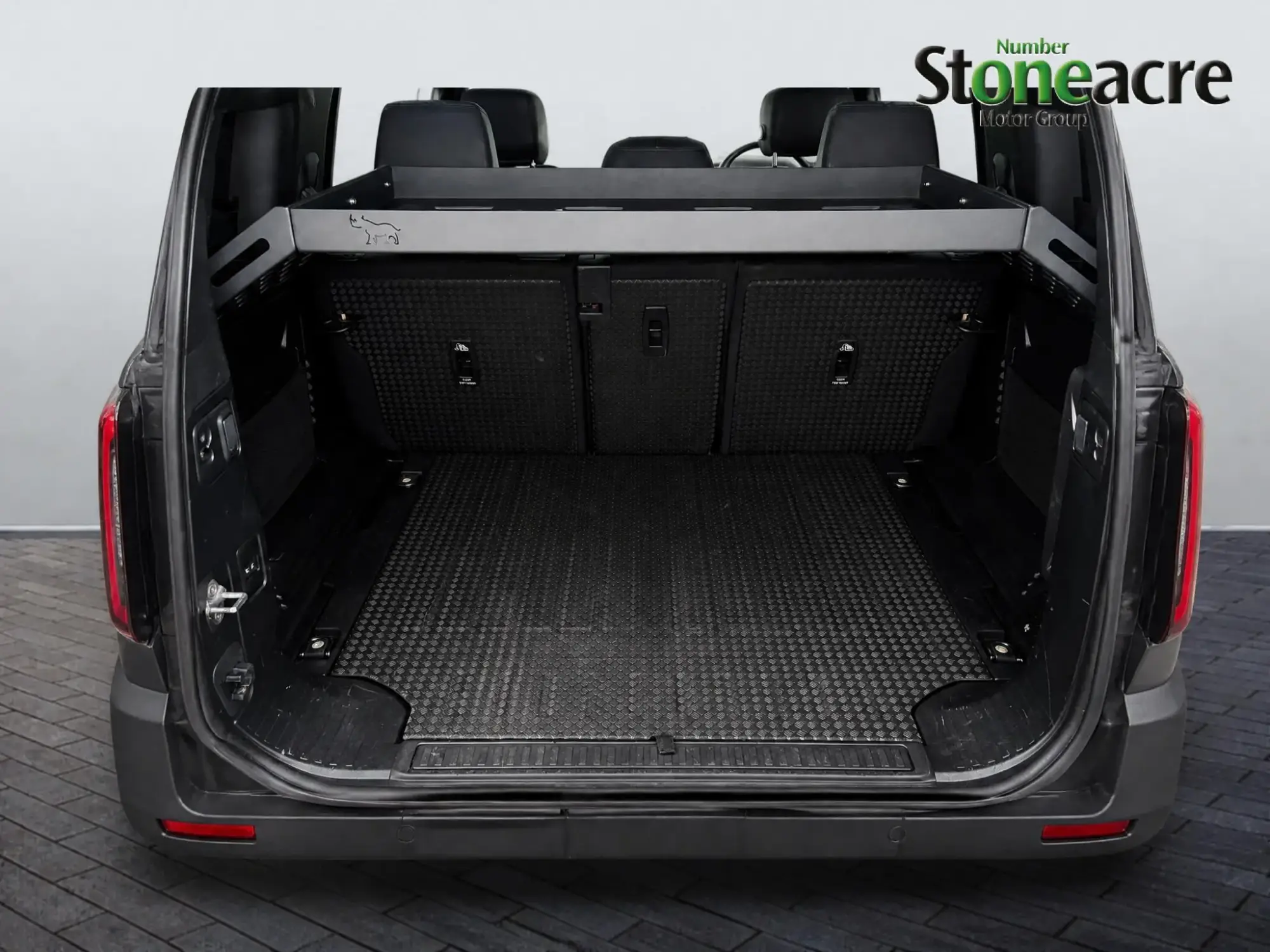 Land Rover Defender 110 Image 36