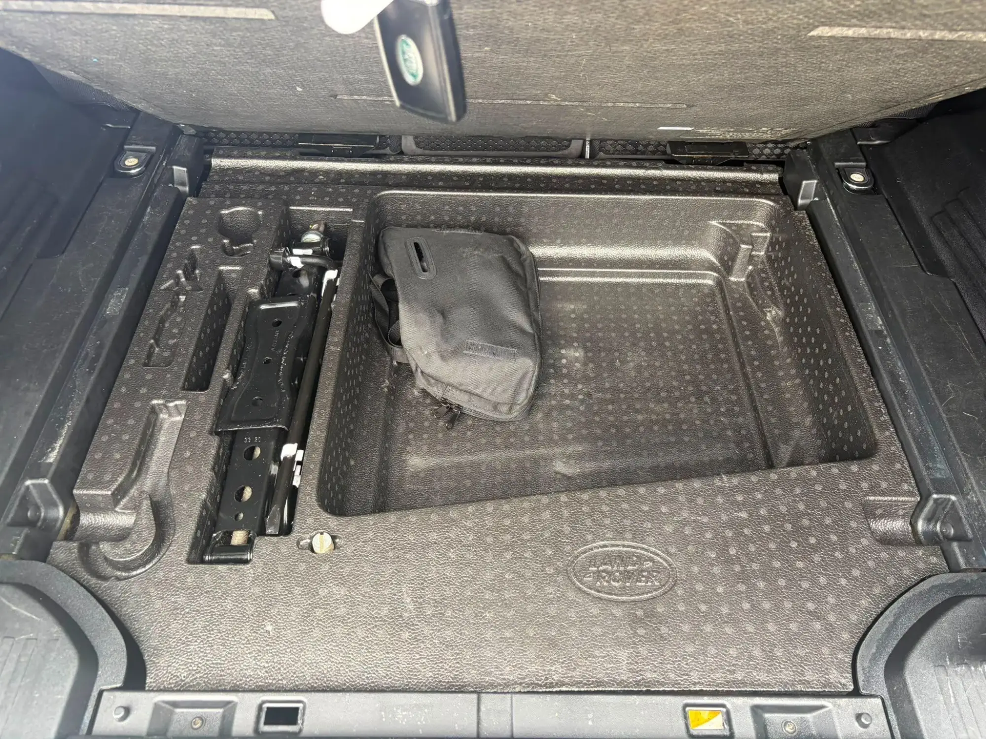 Land Rover Defender 110 Image 38