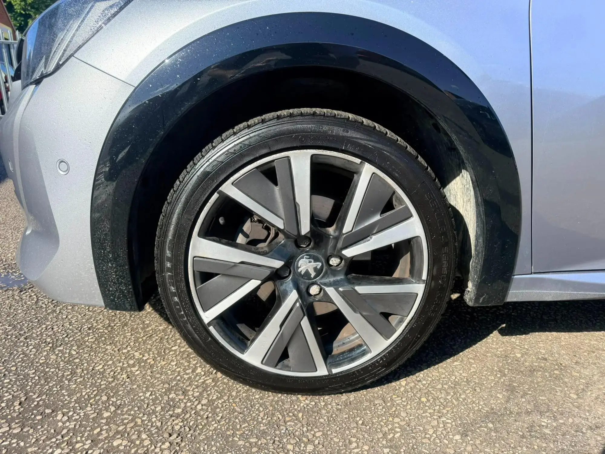 Peugeot 208 Image 9