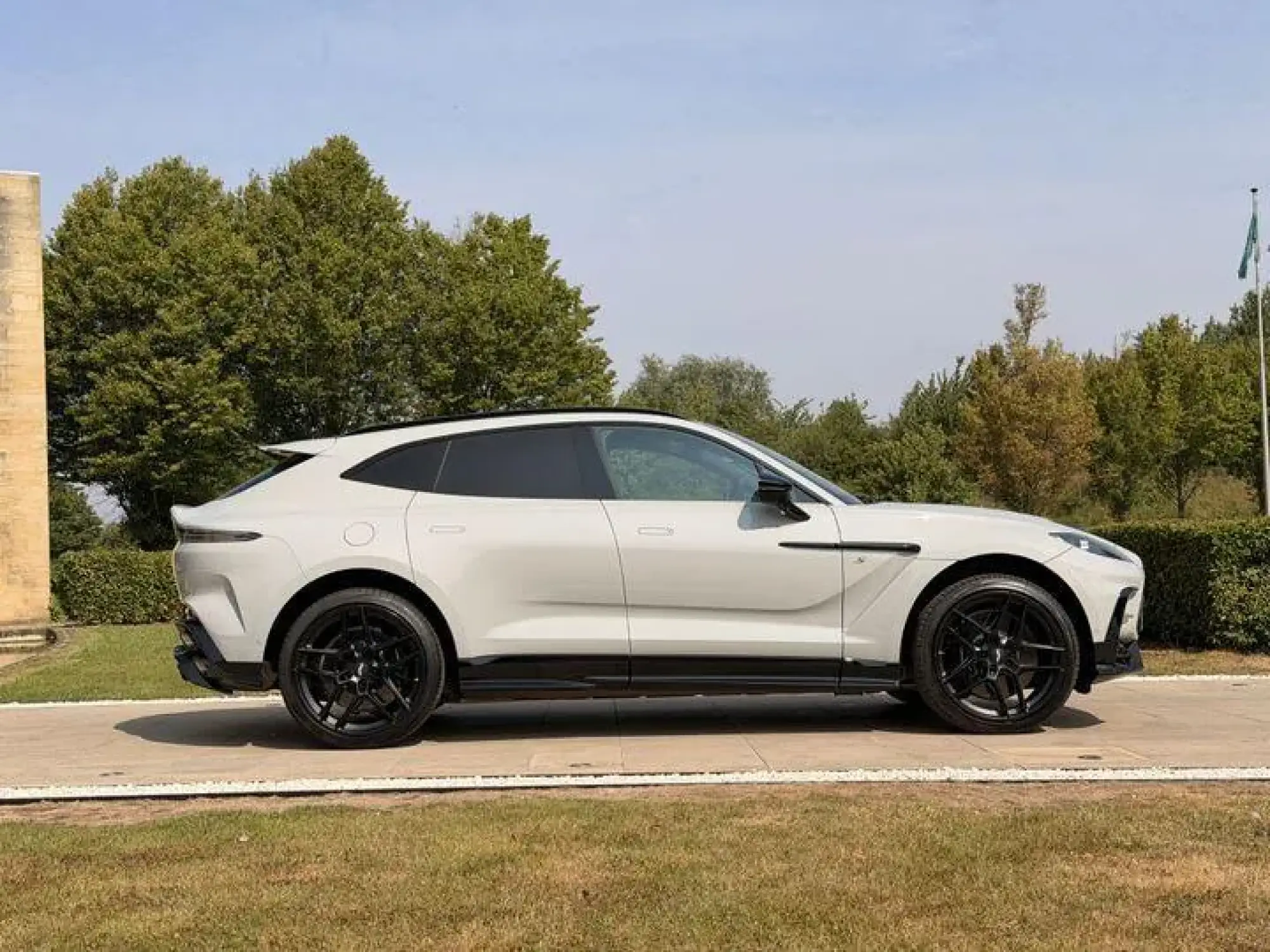 Aston Martin DBX Image 3