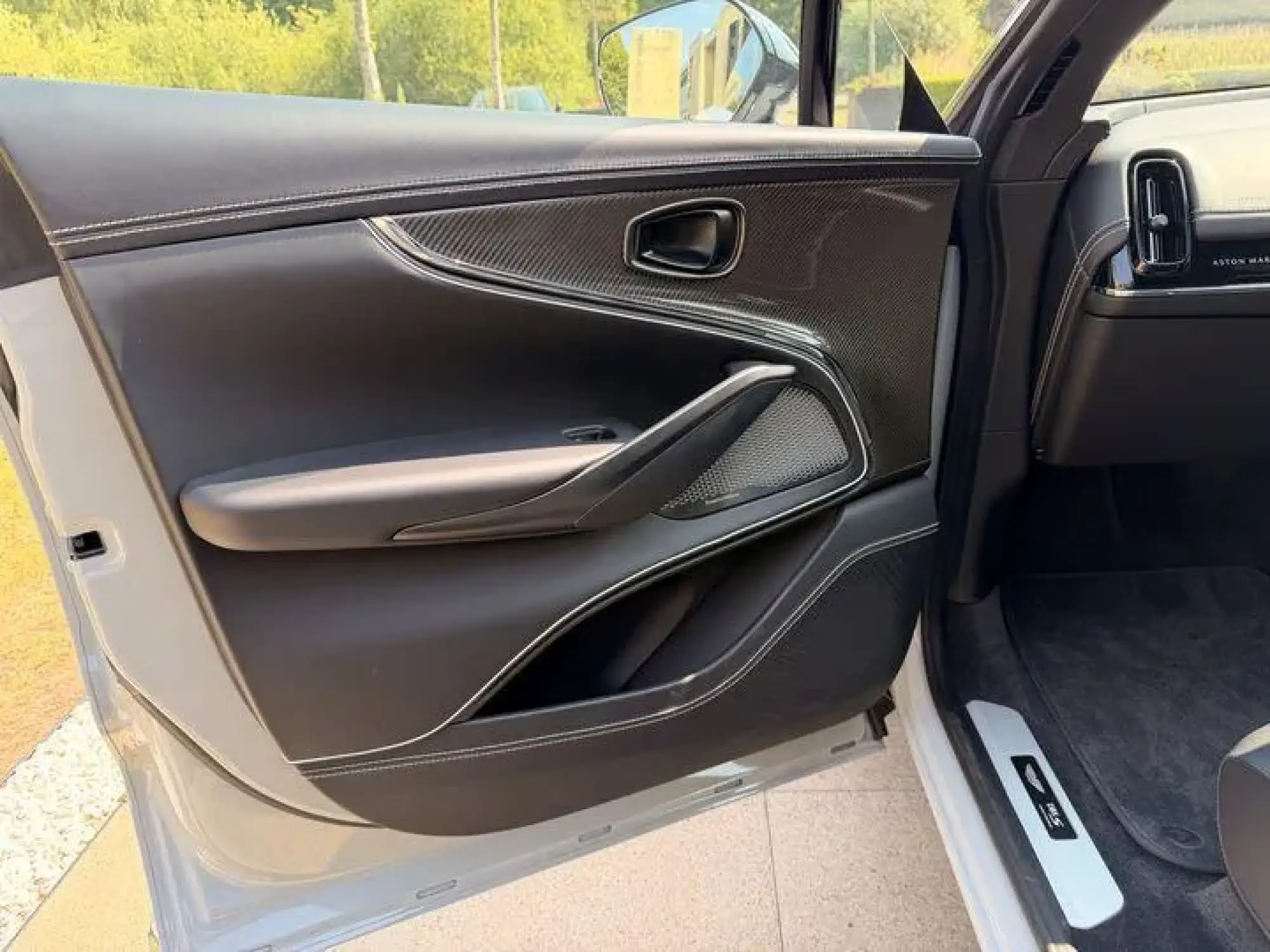 Aston Martin DBX Image 6