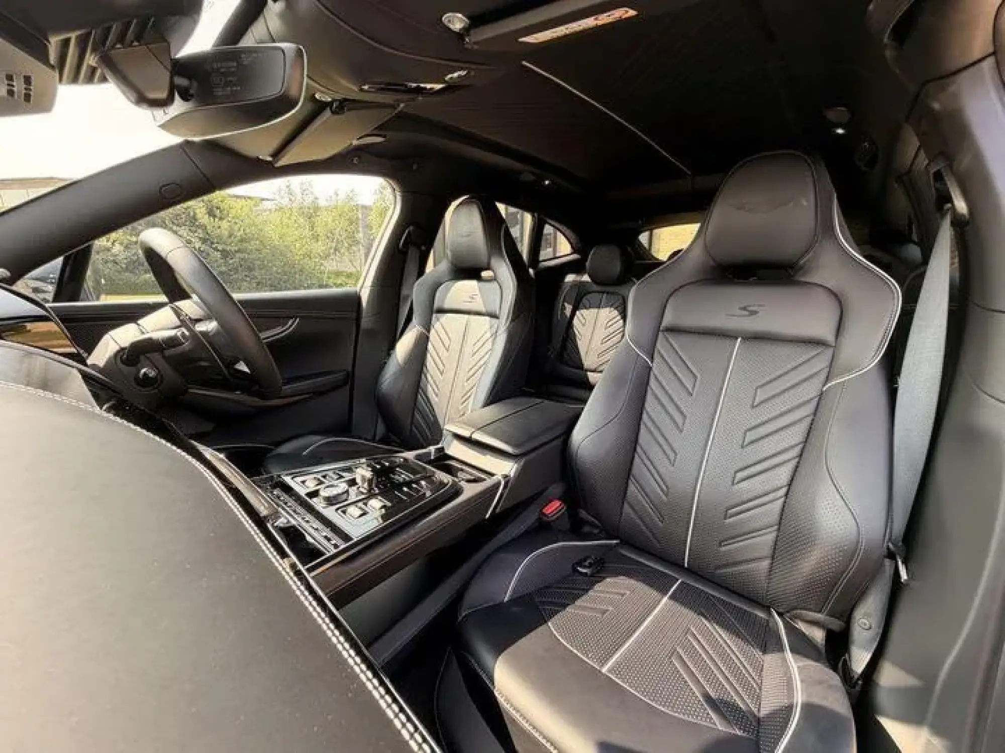 Aston Martin DBX Image 8