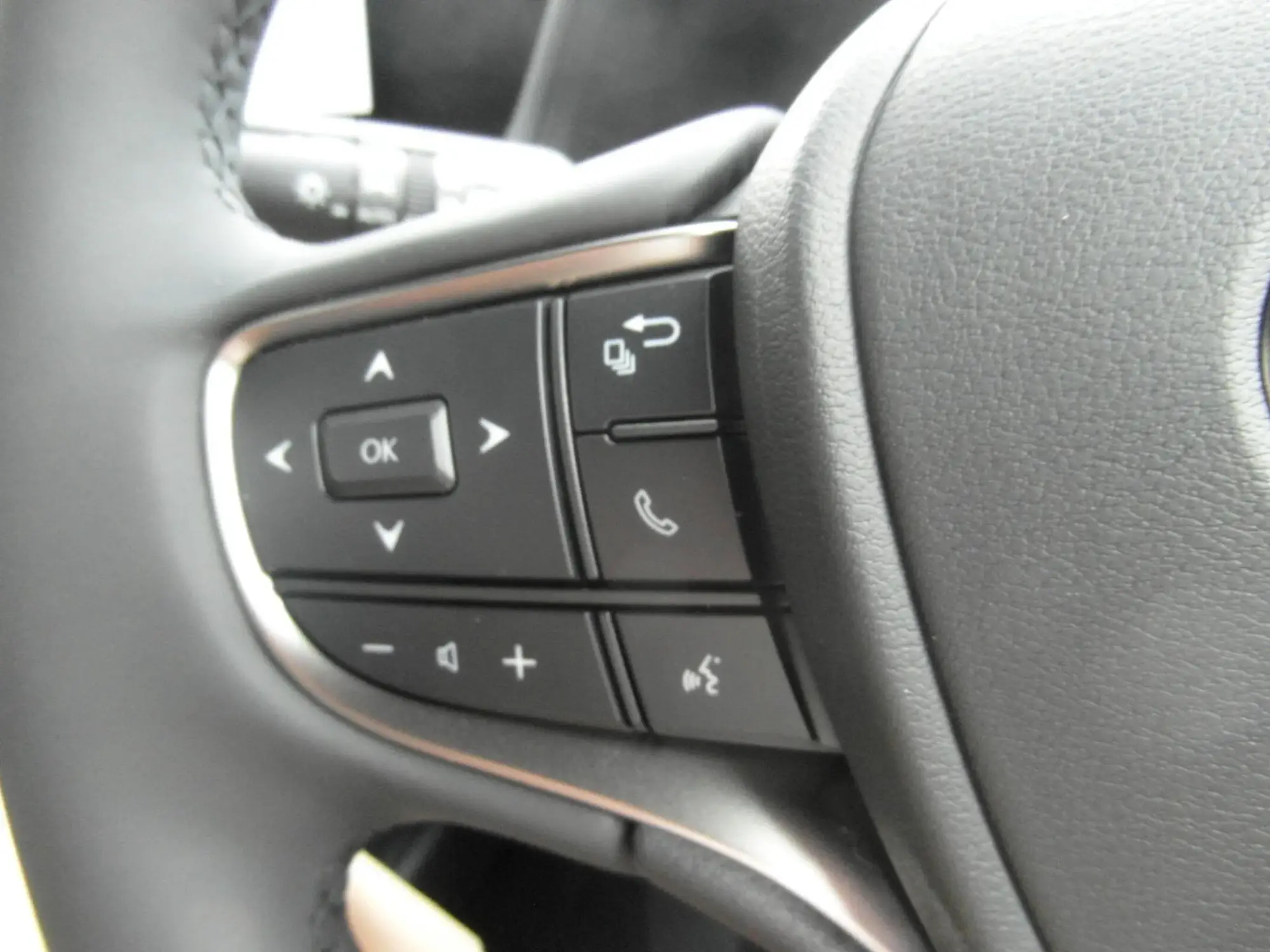 Lexus UX Self-Charging Hybrid Image 15 Lexus UX Self-Charging Hybrid Image 15