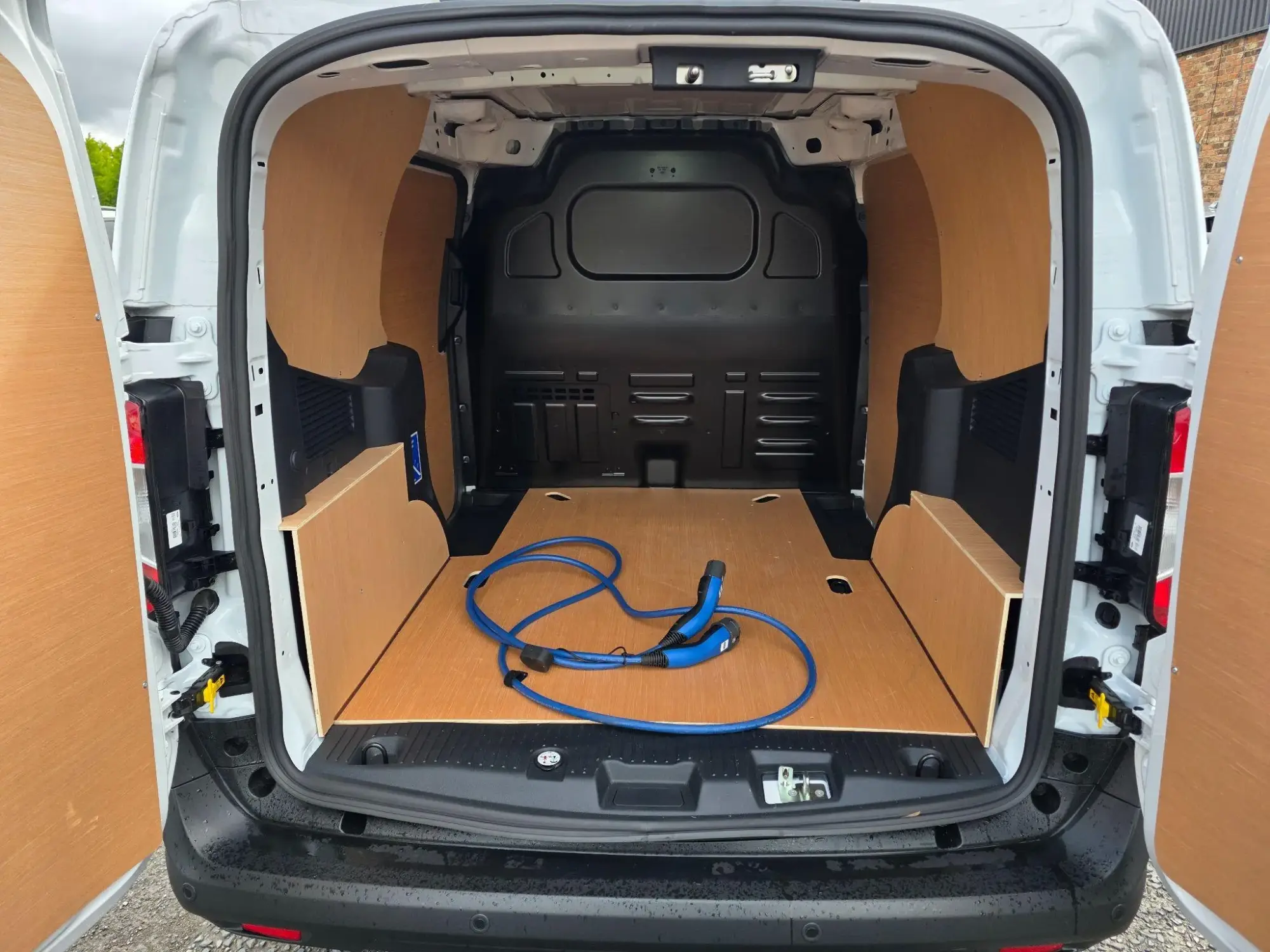 Ford E-Transit Courier Image 10