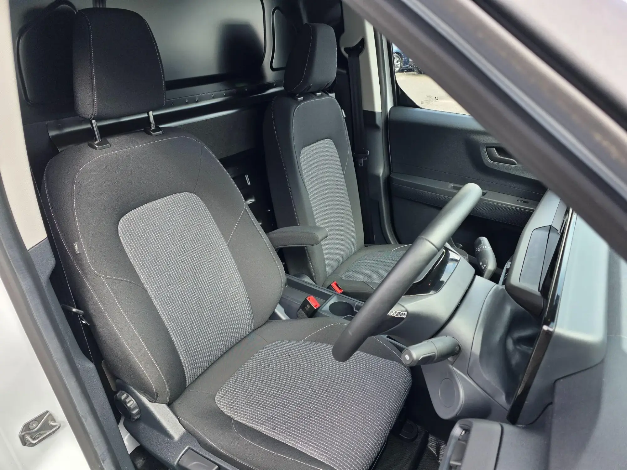Ford E-Transit Courier Image 12