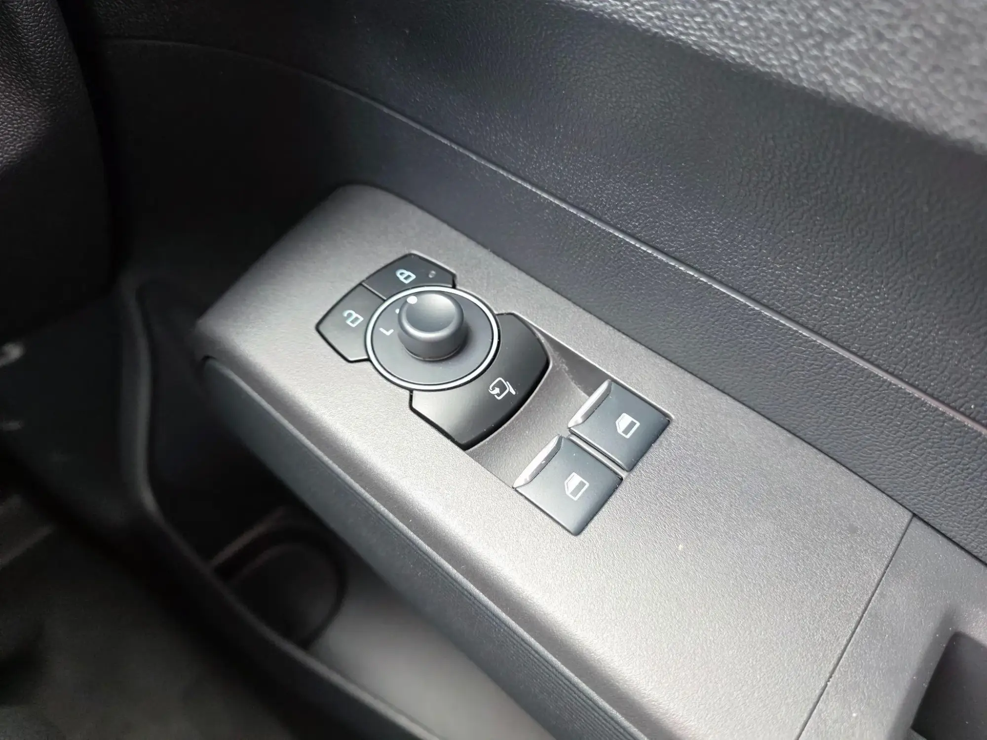 Ford E-Transit Courier Image 24