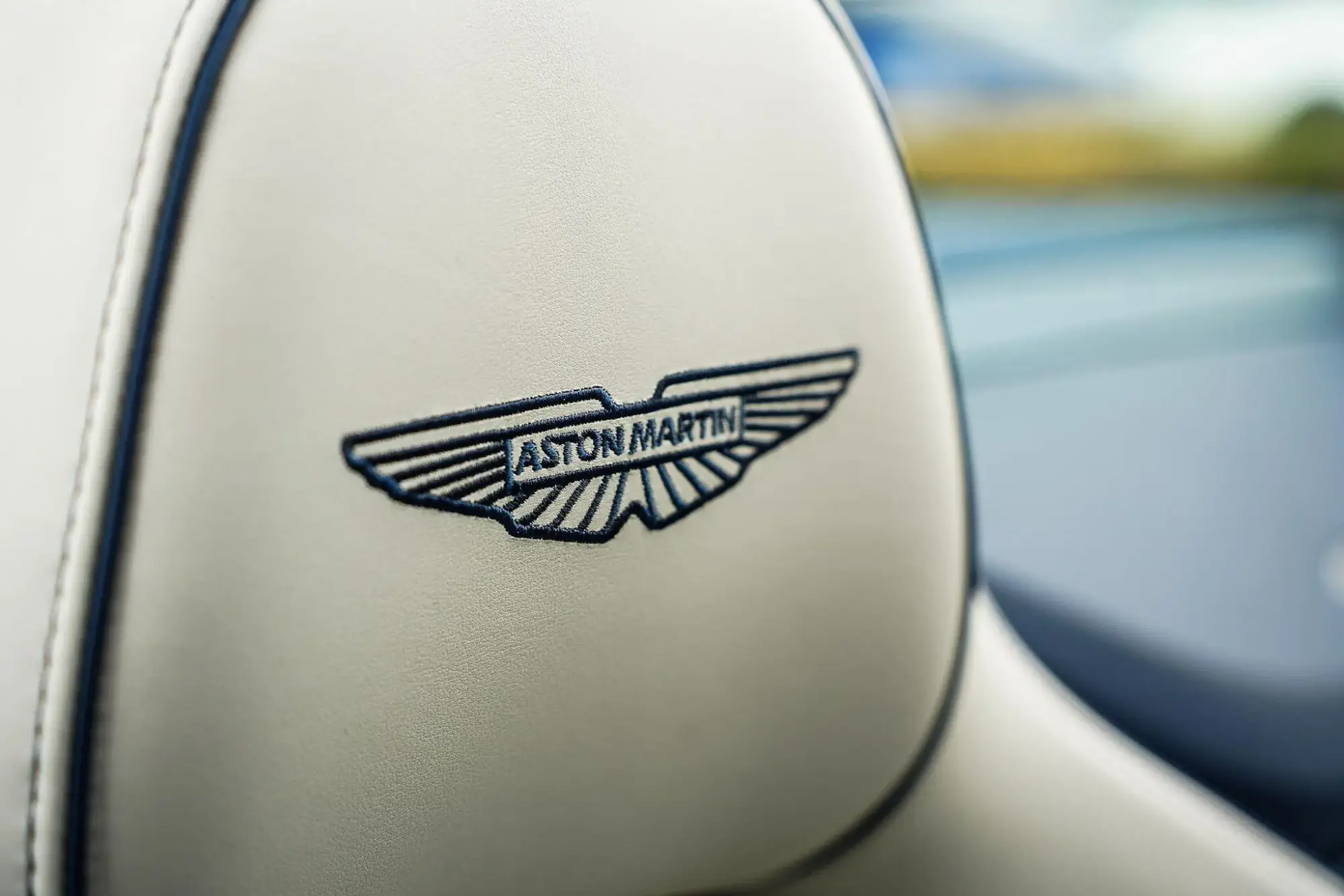 Aston Martin Vantage Roadster Image 25 Aston Martin Vantage Roadster Image 25