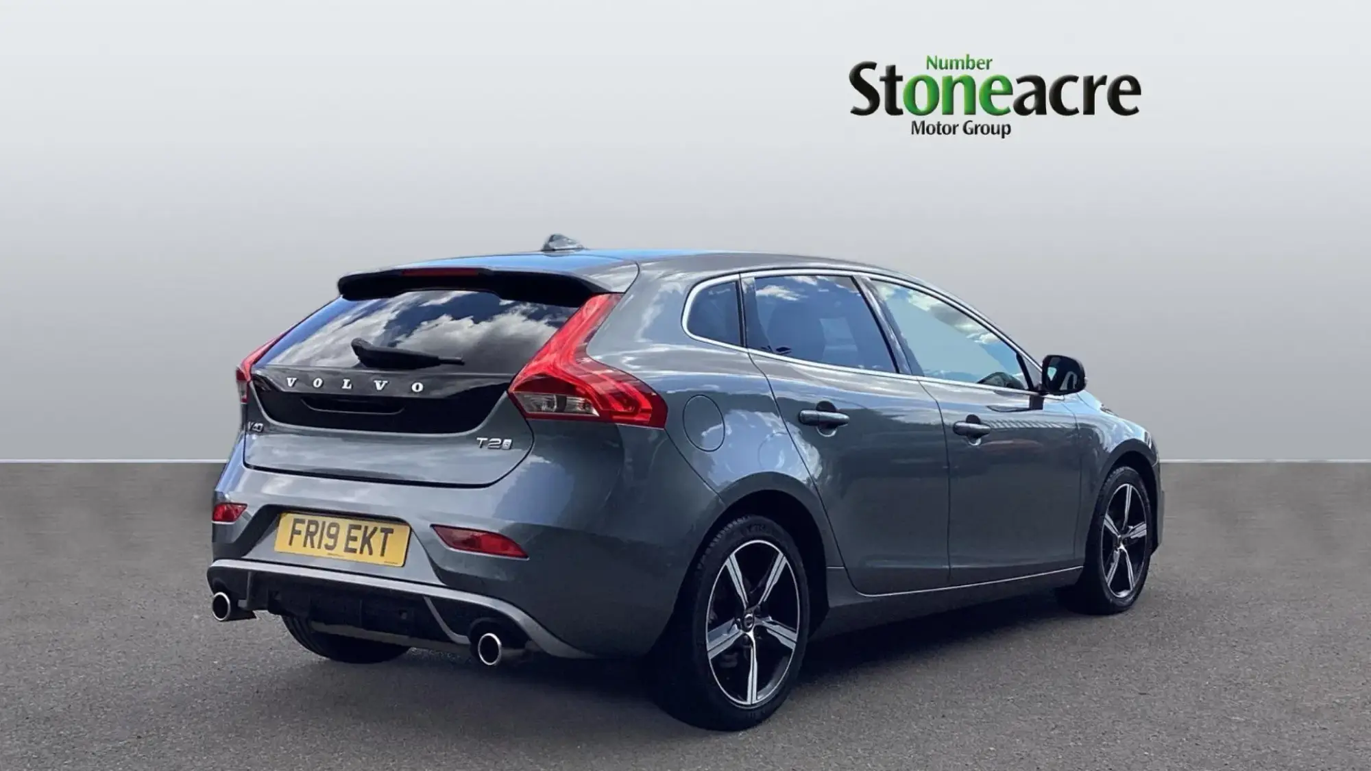 Volvo V40 2.0 T2 R-Design Edition Euro 6 (s/s) 5dr FR19EKT Image 2 Volvo V40 2.0 T2 R-Design Edition Euro 6 (s/s) 5dr FR19EKT Image 2