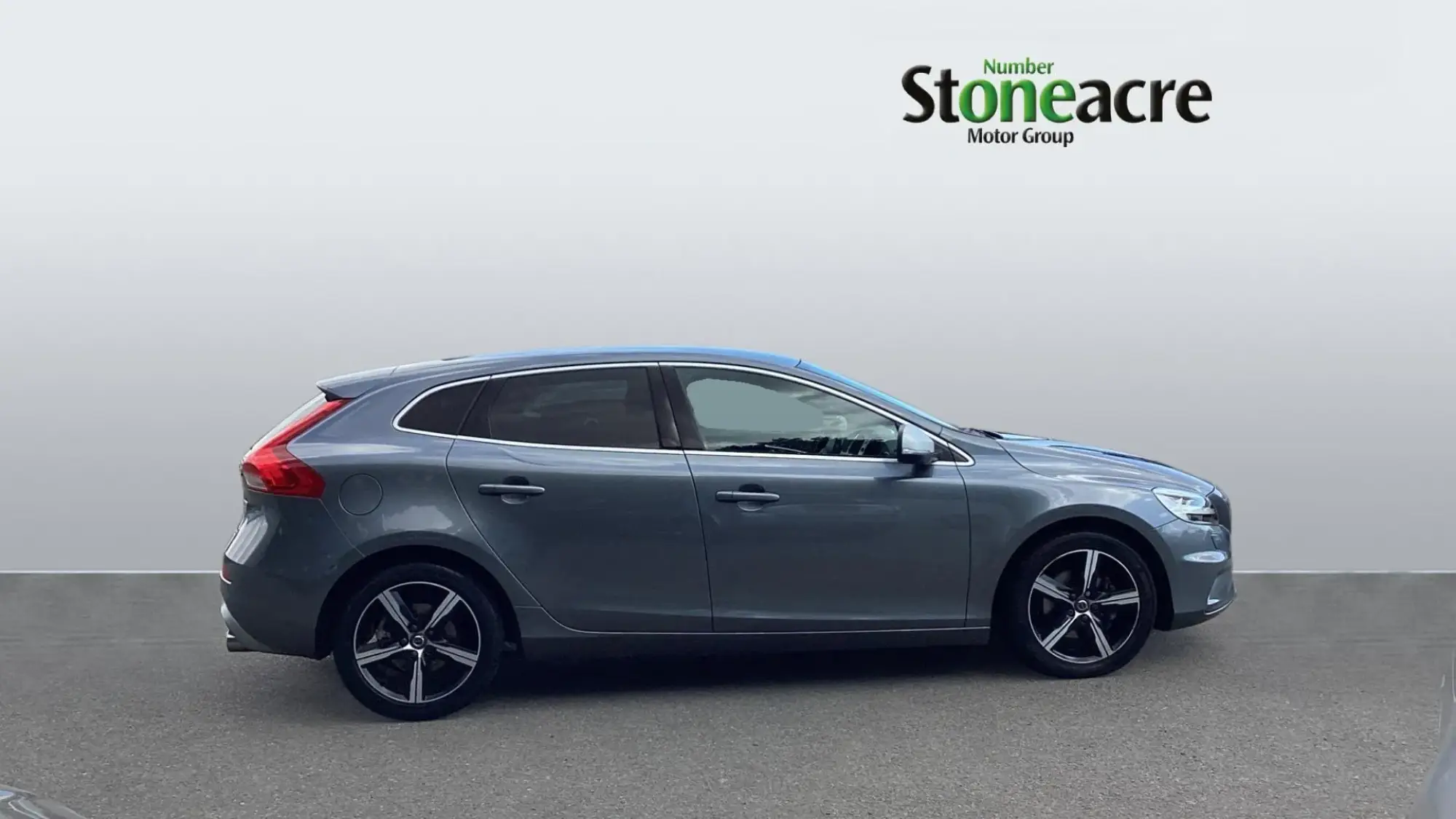 Volvo V40 2.0 T2 R-Design Edition Euro 6 (s/s) 5dr FR19EKT Image 3 Volvo V40 2.0 T2 R-Design Edition Euro 6 (s/s) 5dr FR19EKT Image 3