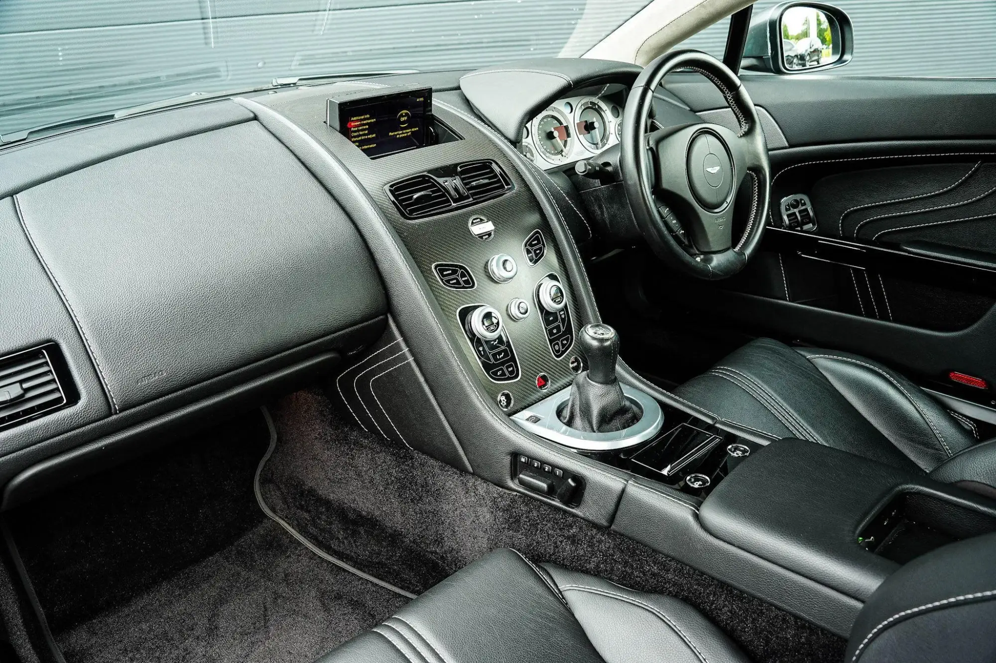 Aston Martin Vantage Image 10