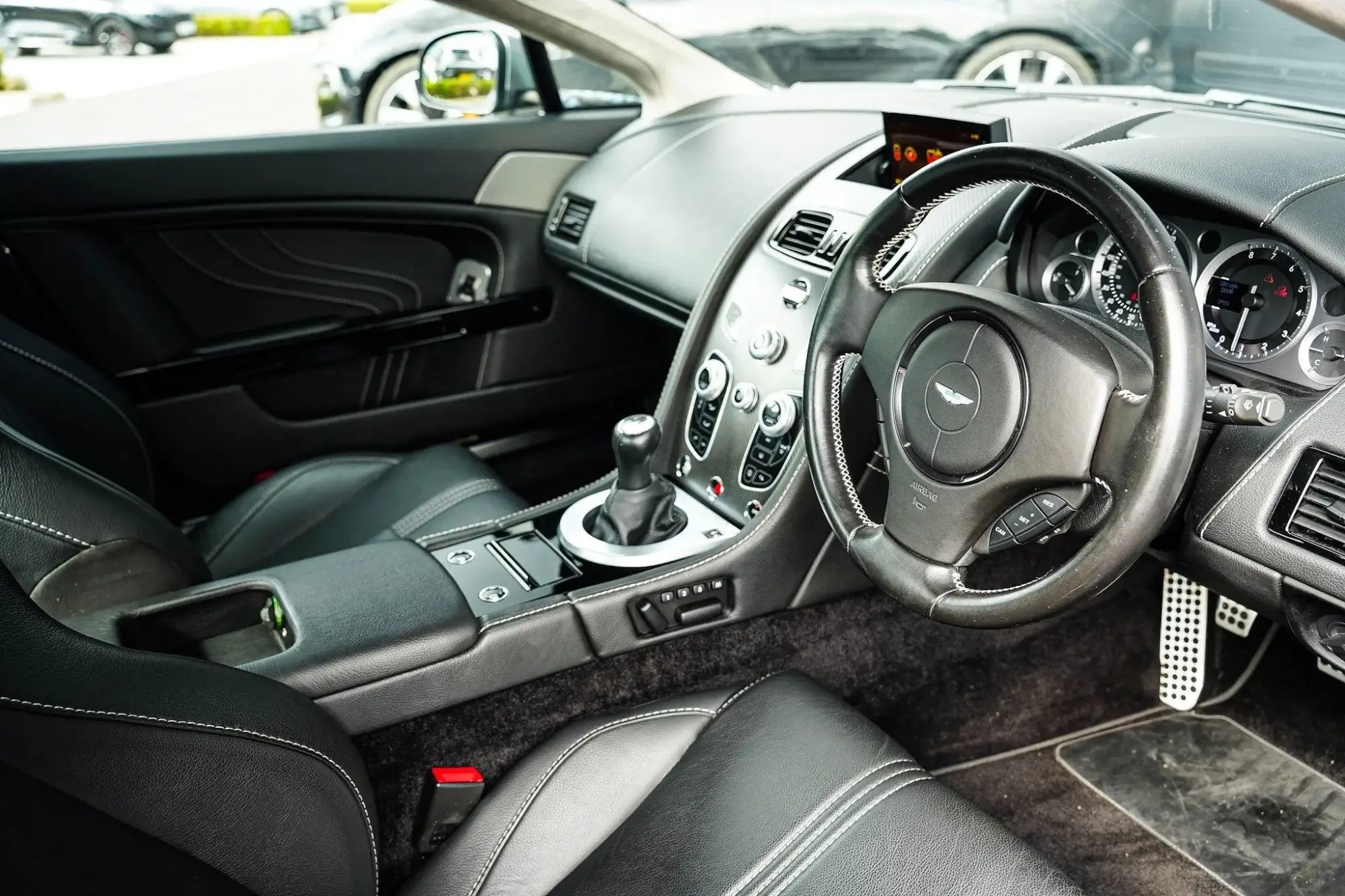 Aston Martin Vantage Image 11