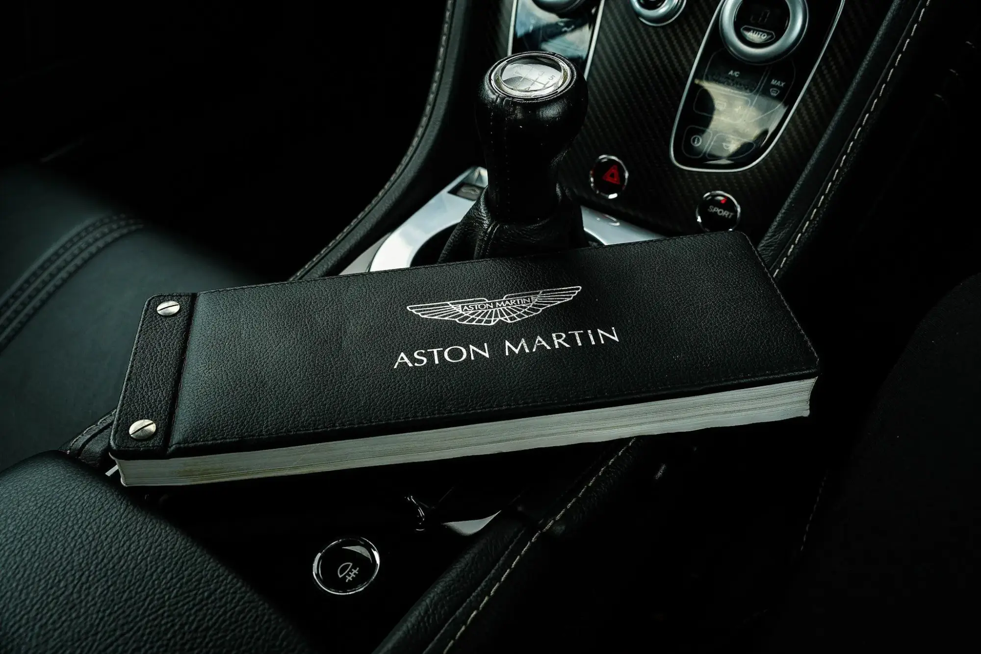 Aston Martin Vantage Image 14