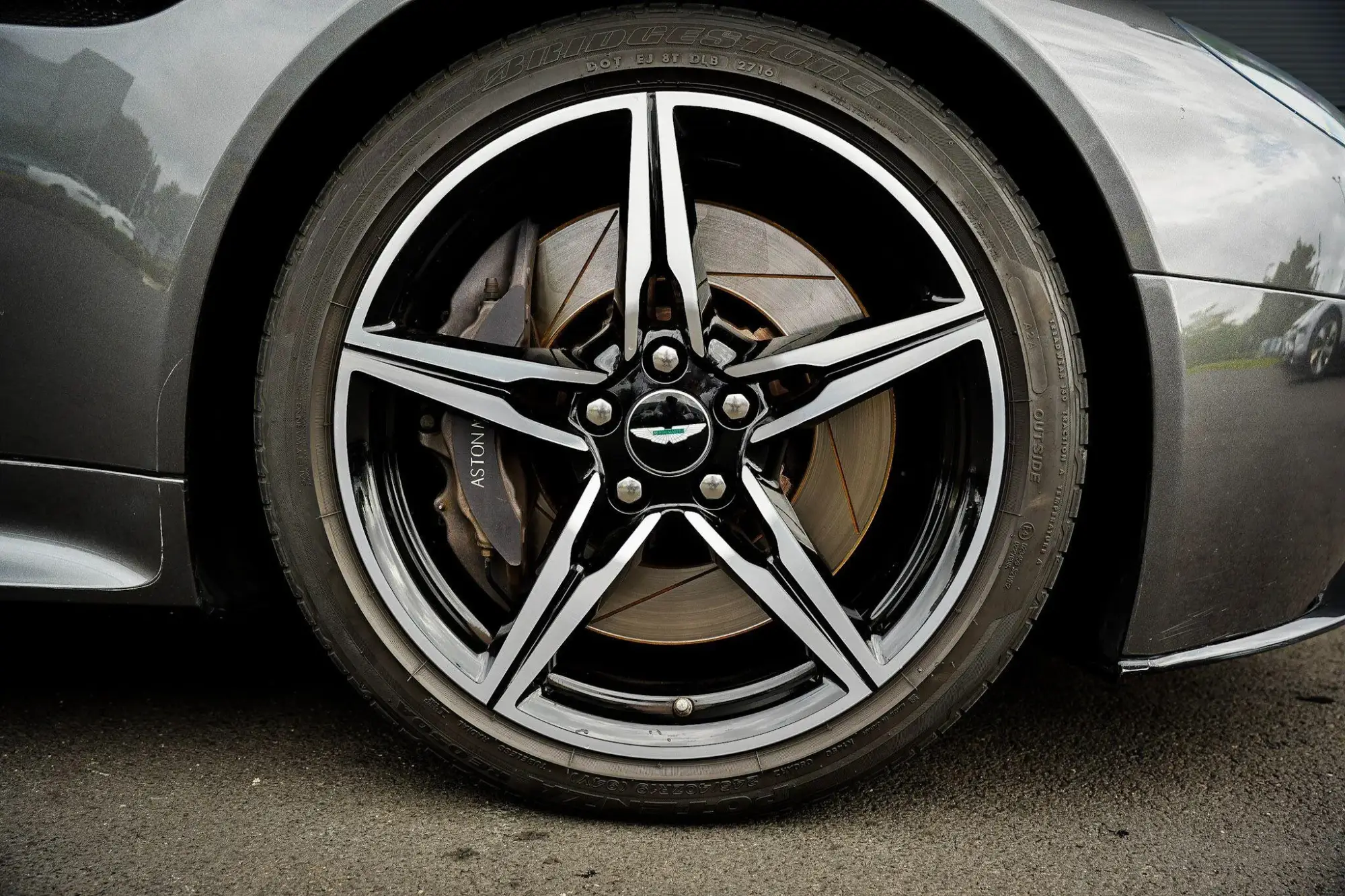 Aston Martin Vantage Image 15