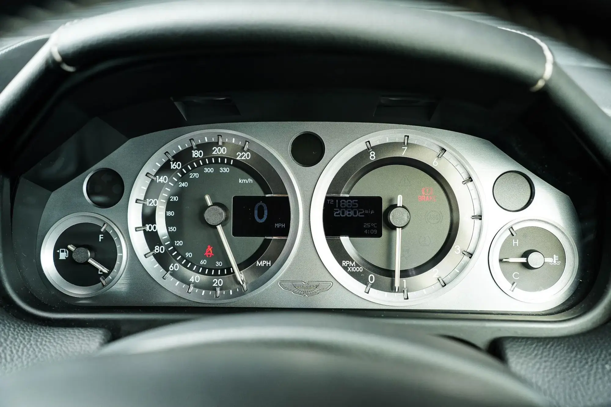 Aston Martin Vantage Image 24