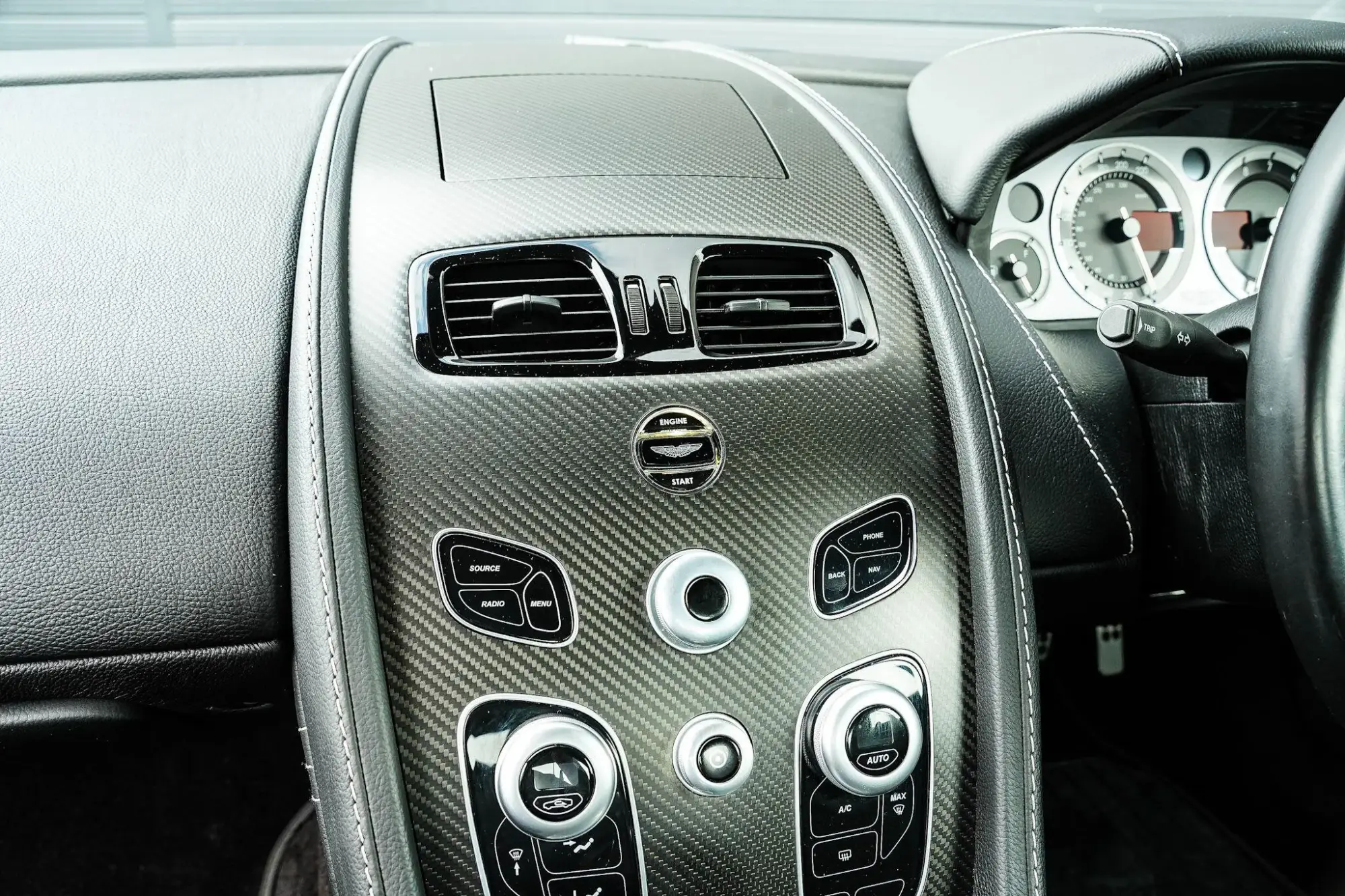 Aston Martin Vantage Image 26