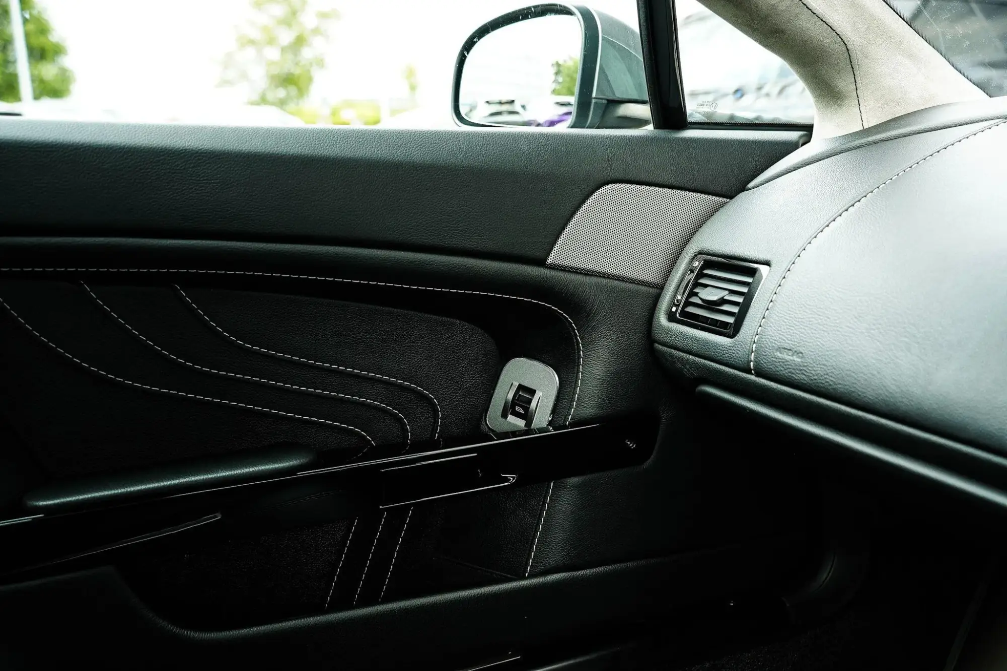 Aston Martin Vantage Image 29
