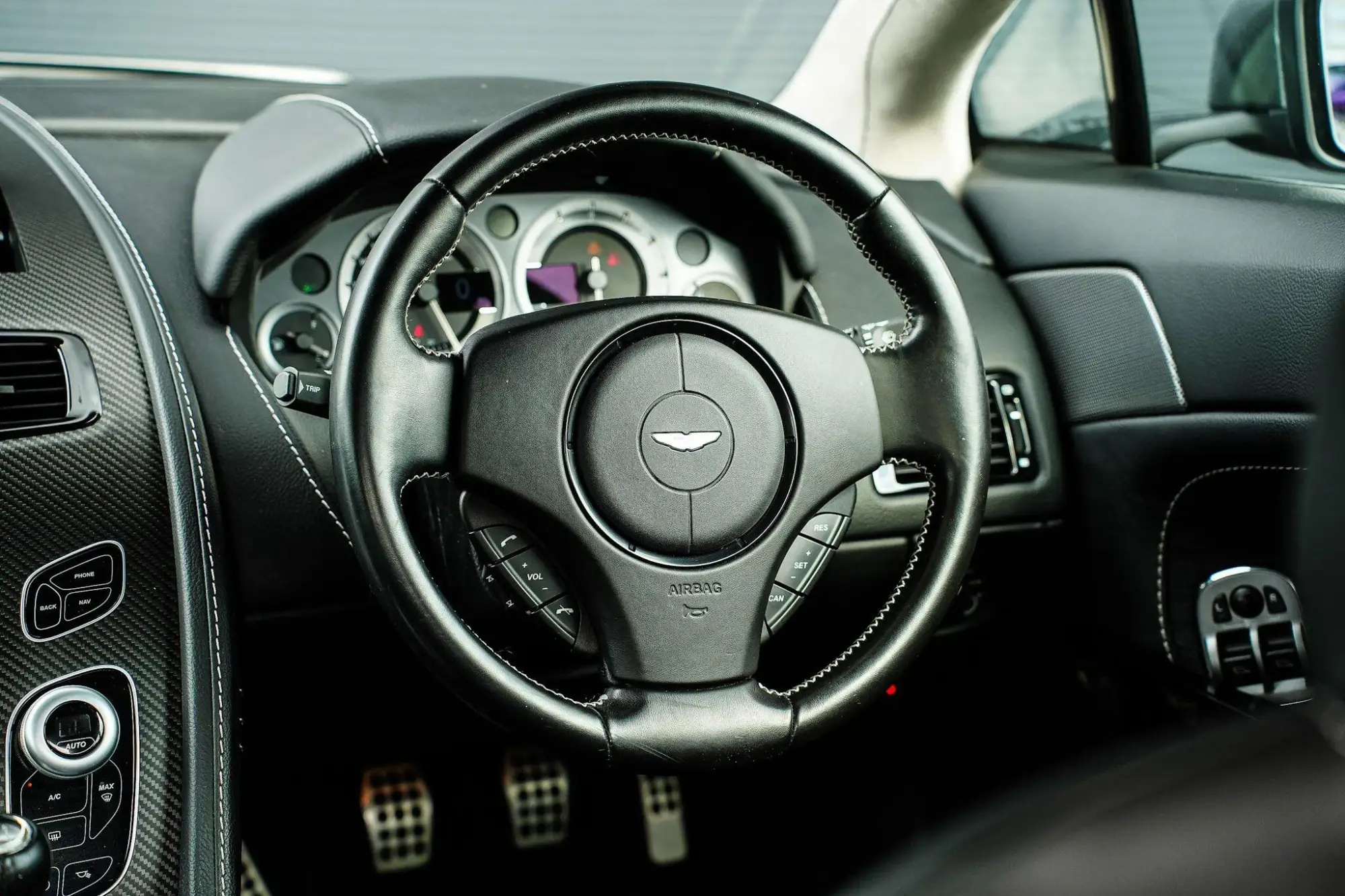 Aston Martin Vantage Image 31