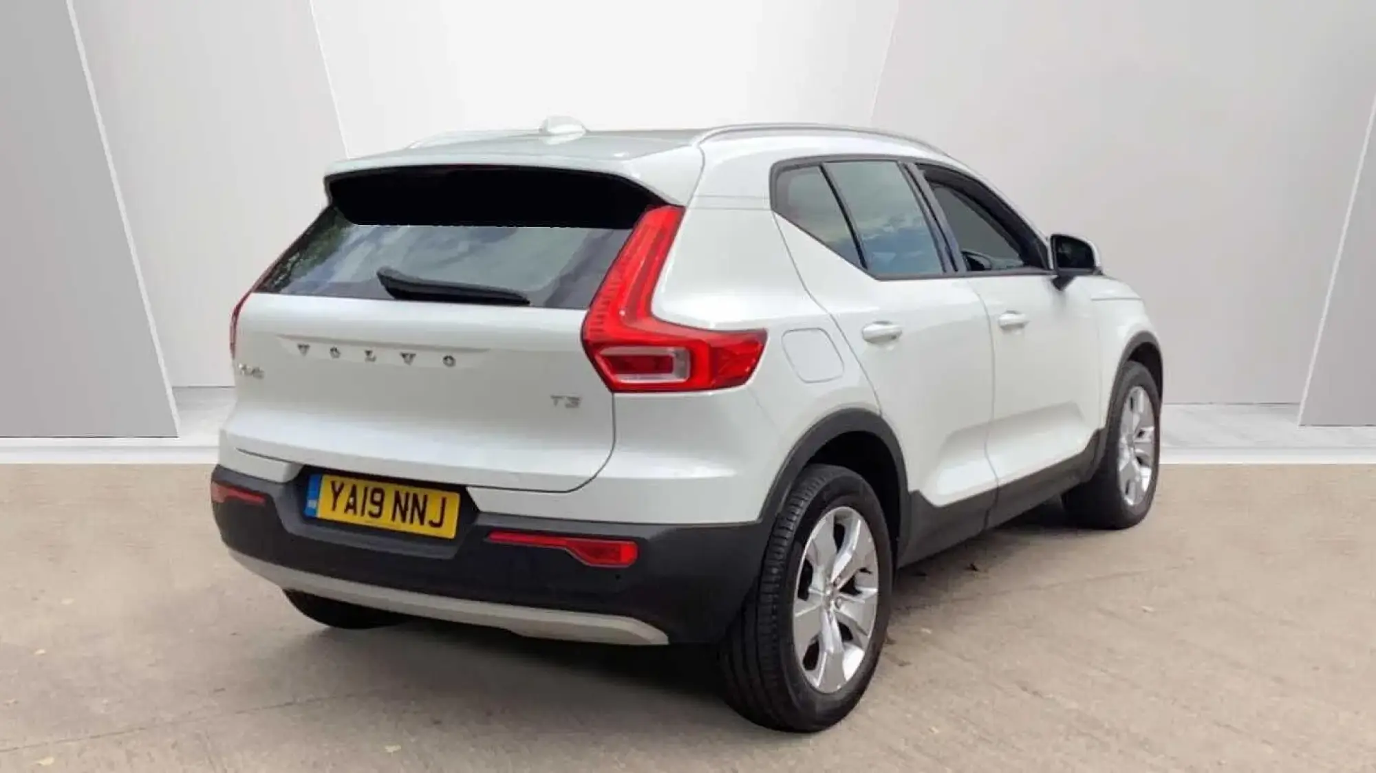 Volvo XC40 1.5 T3 Momentum Pro Euro 6 (s/s) 5dr YA19NNJ Image 2 Volvo XC40 1.5 T3 Momentum Pro Euro 6 (s/s) 5dr YA19NNJ Image 2