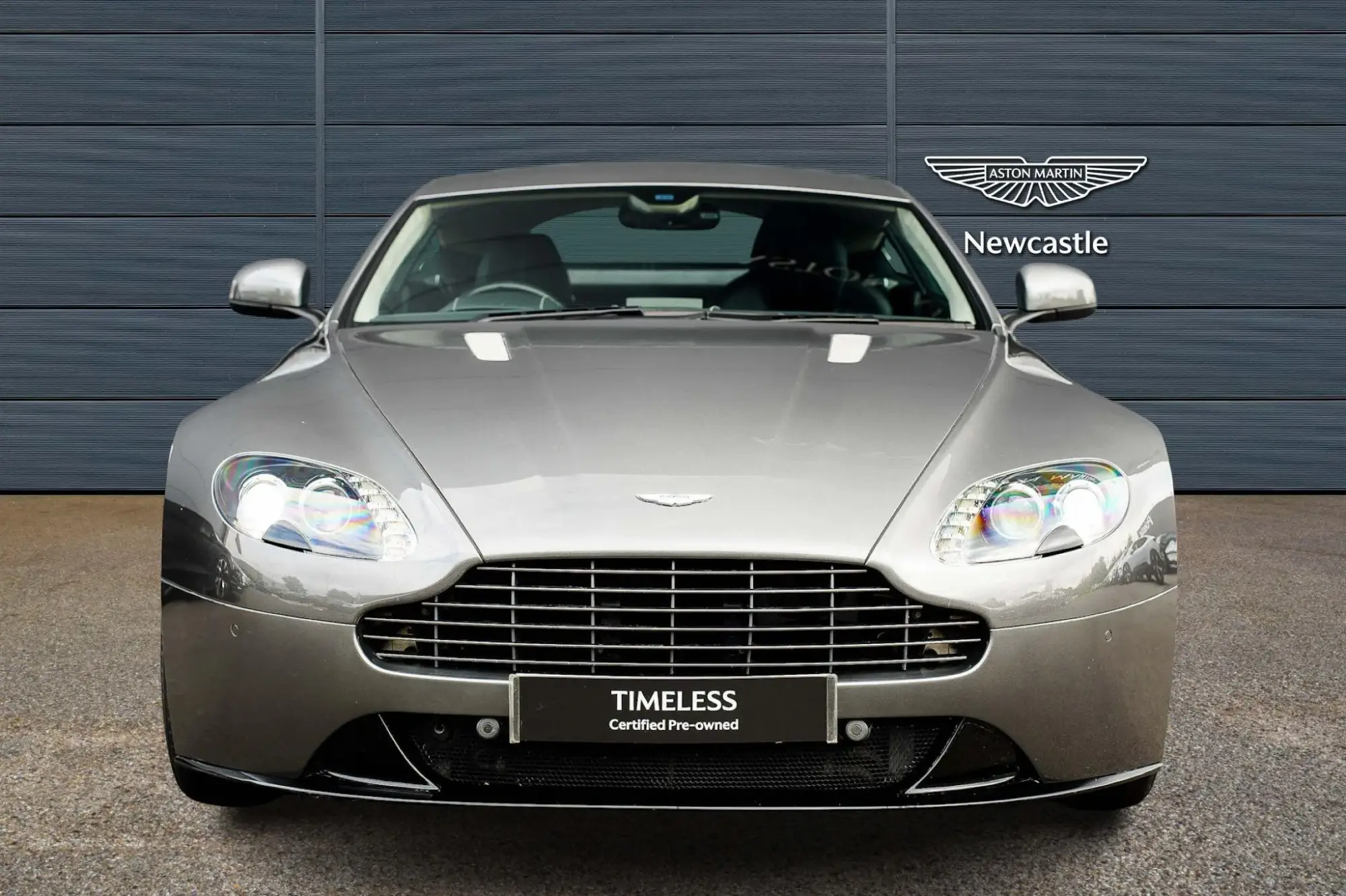 Aston Martin Vantage Image 2